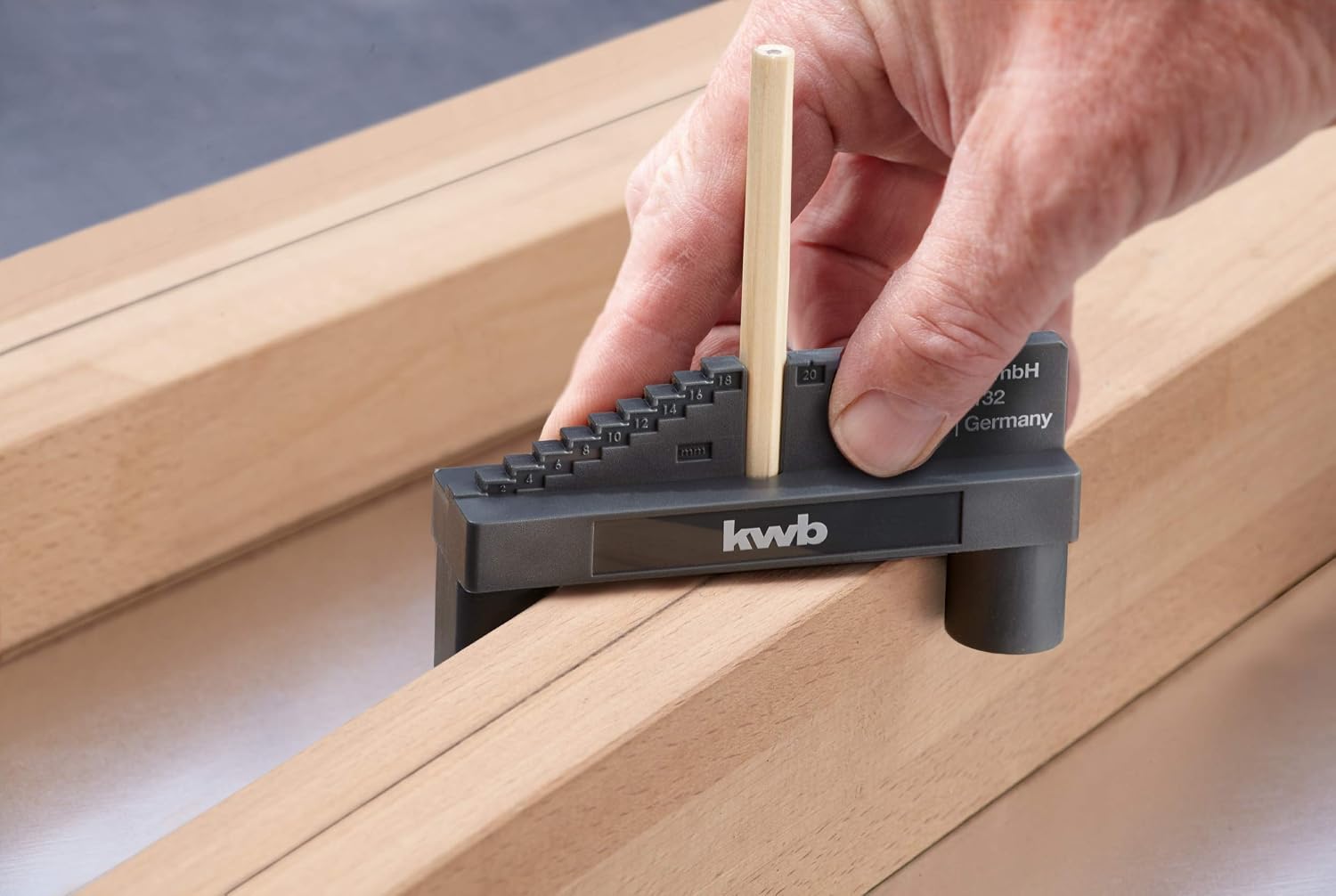 KWB KWB Middle Finder/Center Finder for DETERMINING THE Center Point, Including Pencil and Magnet Function
