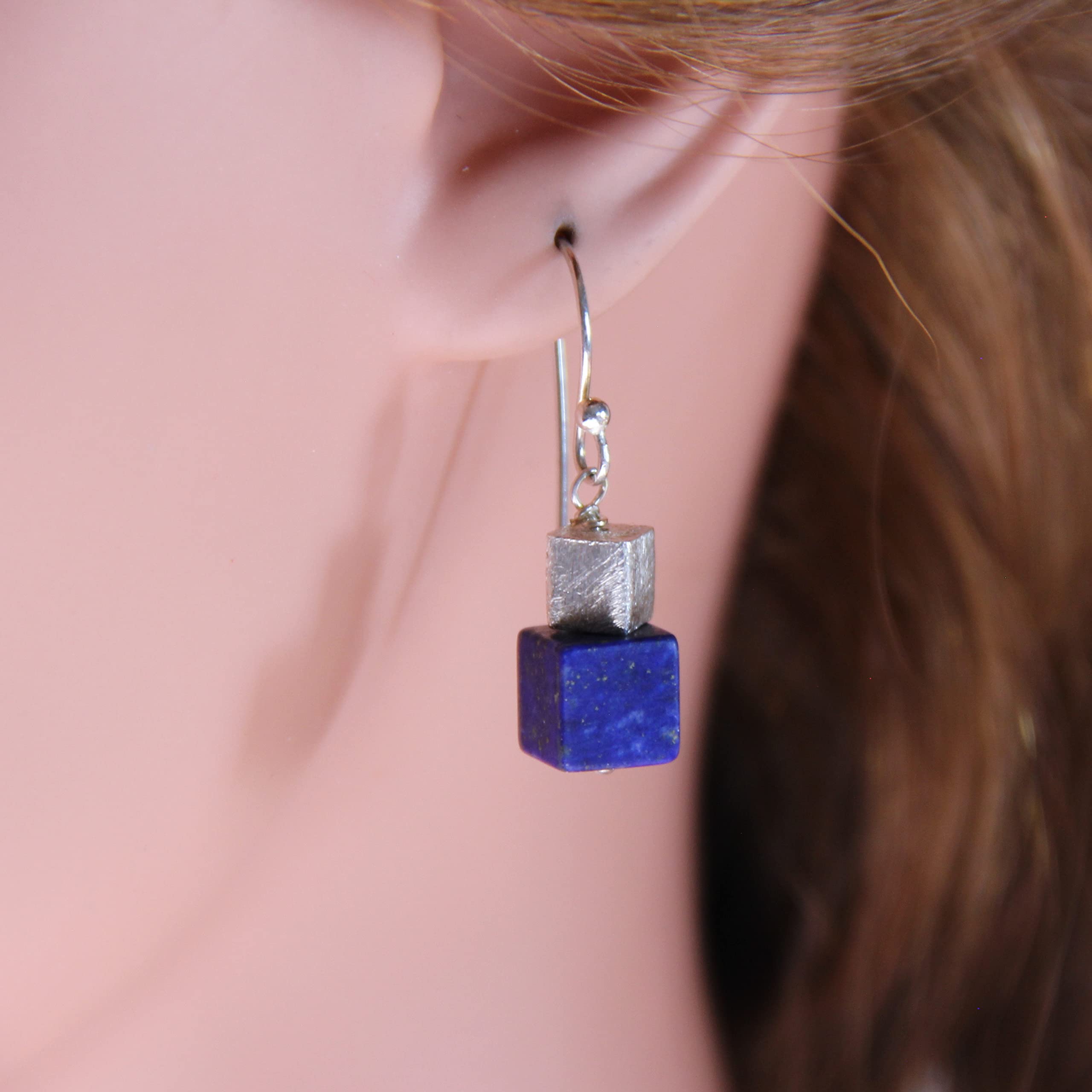 Tief blaue Lapis Lazuli Würfel Ohrhänger mit Silber Würfel mattiert und Fischerhaken Silber