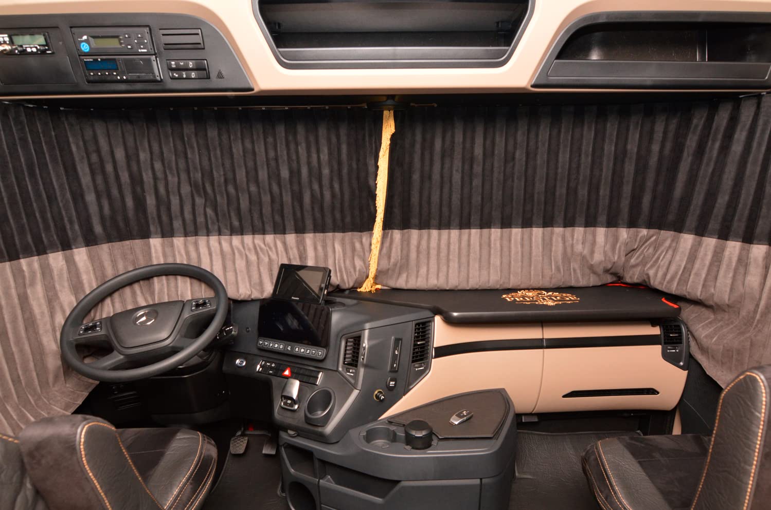 Rideaux plissés PRESTIGE LINE TIR/Truck pour vitres + Volant, (Mercedes, Man, DAF, Scania, IVECO, Volvo, Renault, Ford) Couleur - Noir