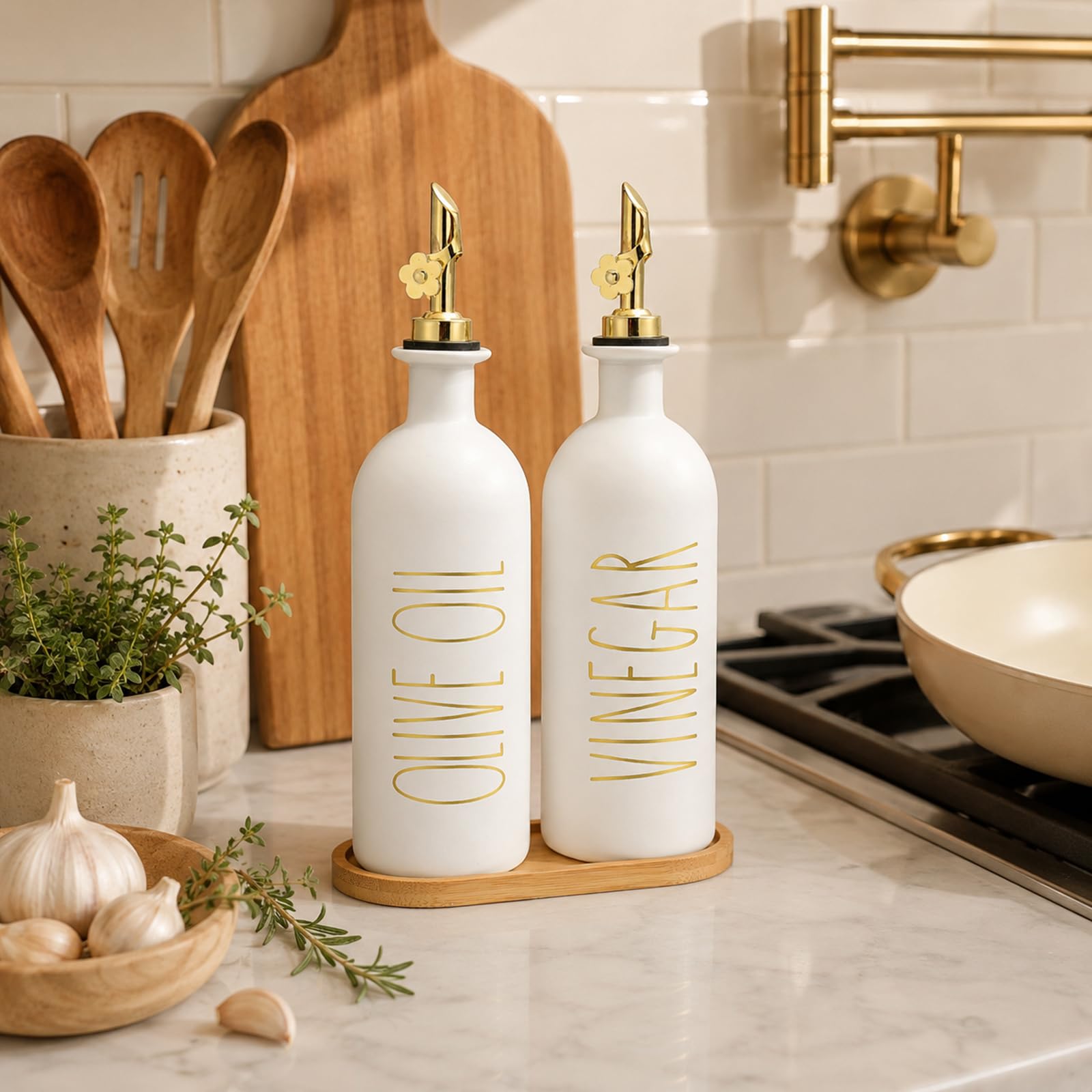 HOMCDALY Botellas dispensadoras de aceite de oliva de 16 onzas para cocina, juego dispensador de aceite y vinagre dorado, dispensador de aceite de vidrio para cocina con bandeja de bambú, juego de 2