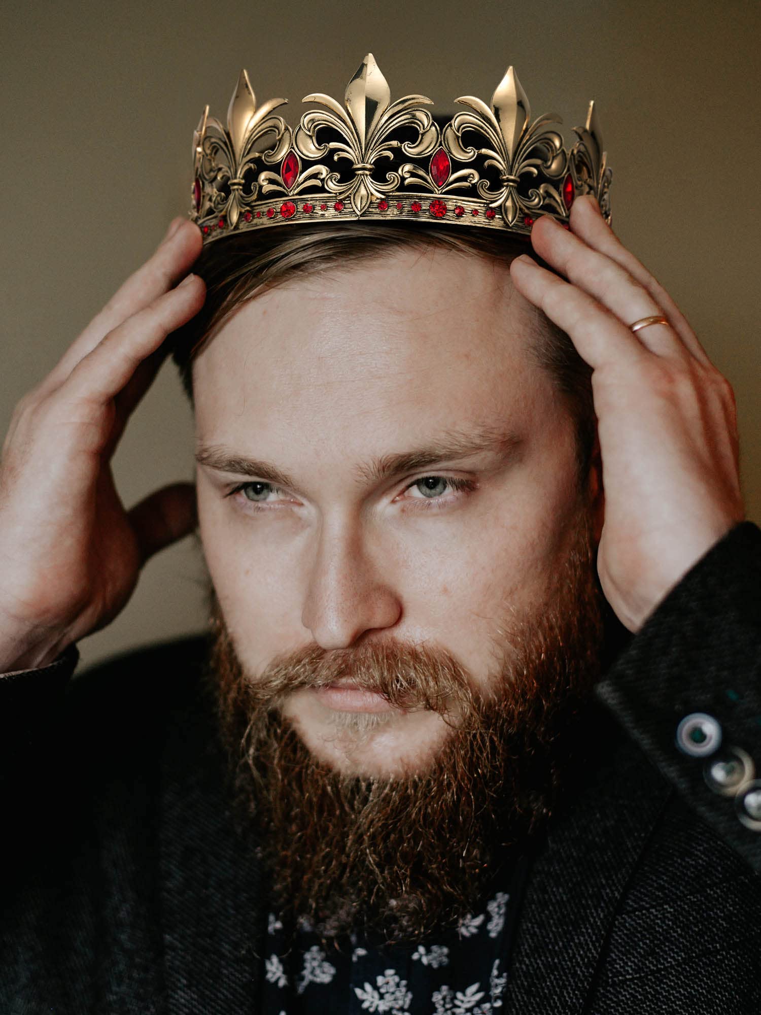 SWEETV Antique Gold King Crown for Men/Women (Unisex), Men's Tiara Prince Diadem, Crystal Medieval Headwear, Royal Costume Hair Accessories for Cosplay Birthday Wedding Halloween, Red