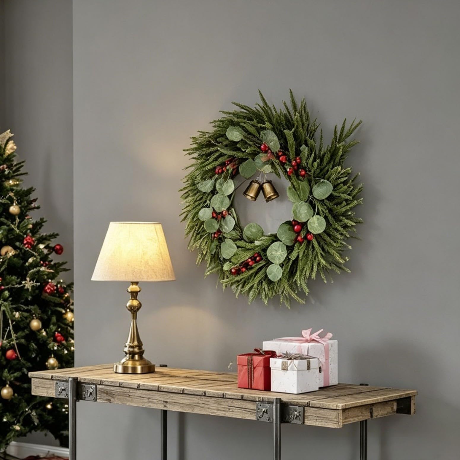 Weihnachtskranz 50cm Grün mit Glocken – Handgefertigter Türkranz Weihnachten für Haustür für deko – Robuster Kunststoff Tannenkranz Innen Außen(60cm/)