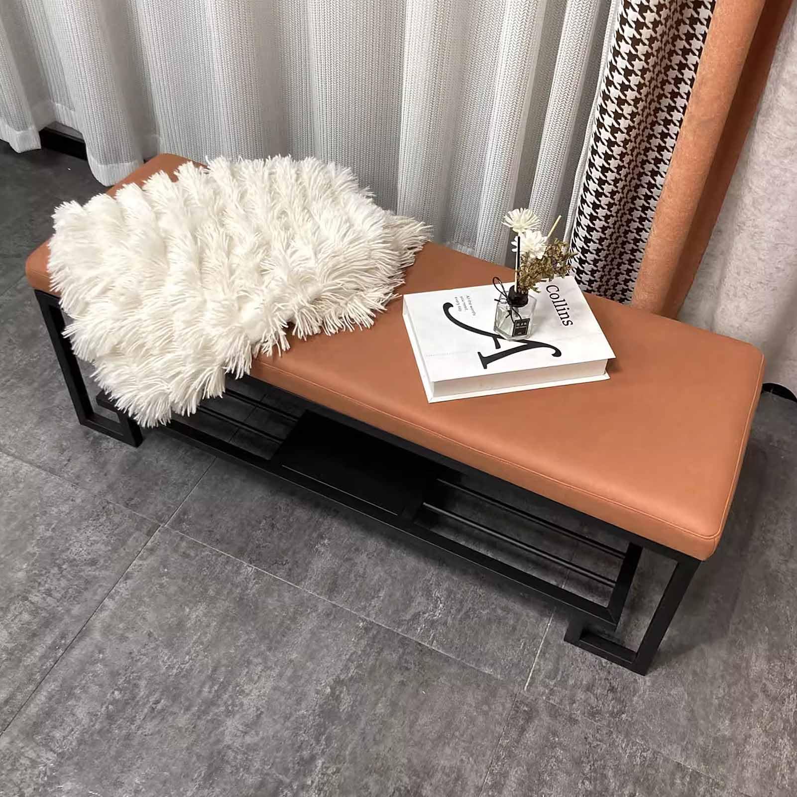 Banc à chaussures en cuir pour aménager un coin lecture sous la fenêtre du salon