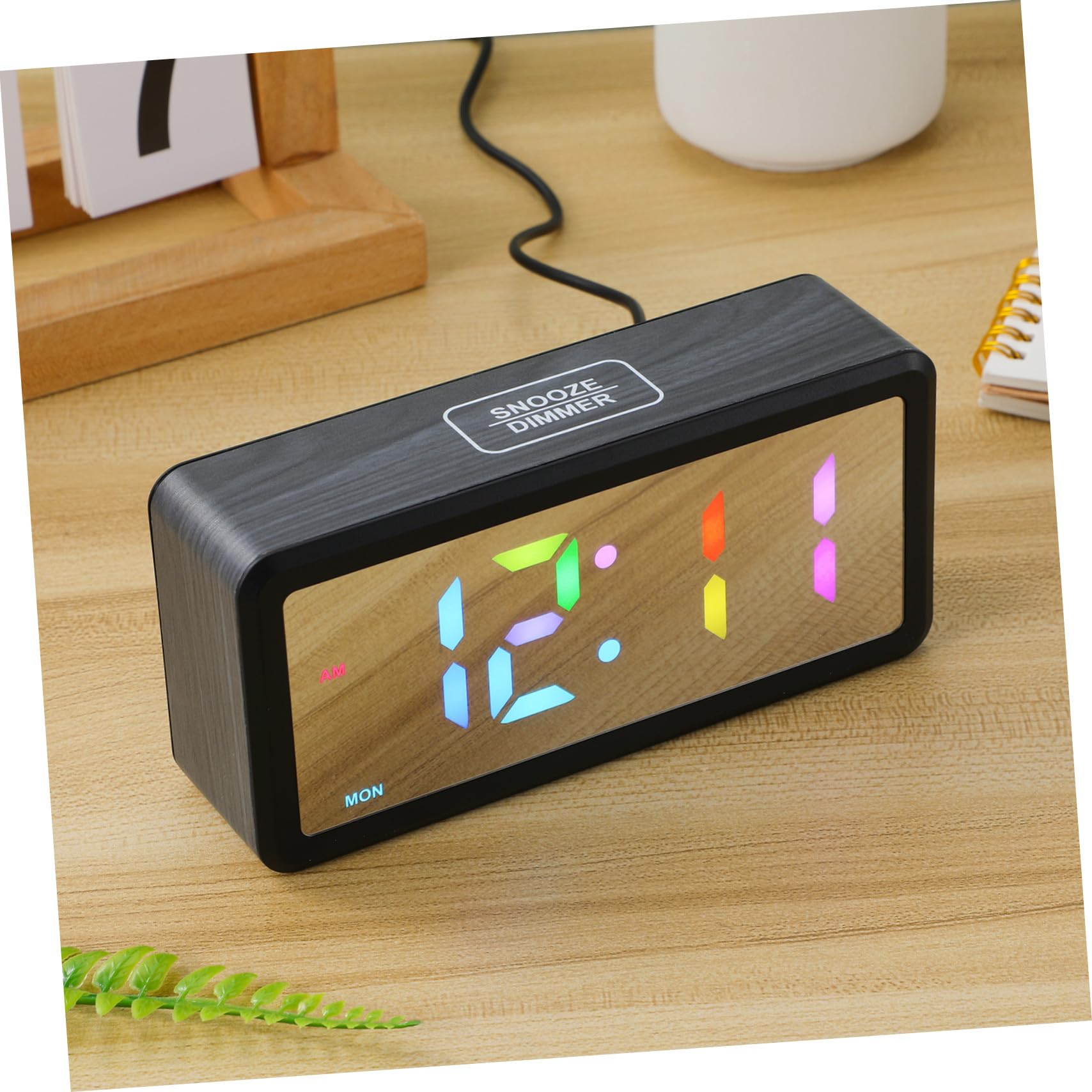 Reloj Despertador Digital LED con Ajuste Manual DST Iluminación RGB Regulable Indicador Claro de Días Semana para Mesilla de Dormitorio y Escritorio