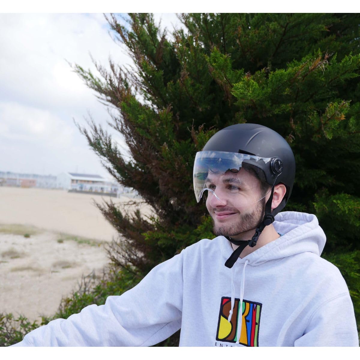 Cool Ride - Casque Urbain Trendy avec Visière et Headlock - Noir - Coque ABS Résistante - 6 Aérations - Mousses Amovibles - Norme CE en 1078 - Idéal Vélo, Trottinette, Skateboard