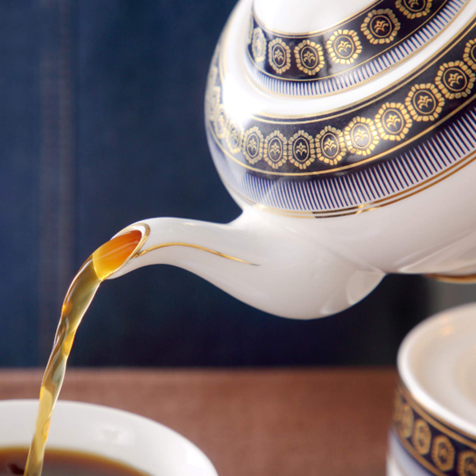 Zestaw do herbaty z czajnikiem i filiżankami, ceramiczny serwis do kawy ze spodkami, elegancka porcelana kostna na rozrywkę i specjalne okazje