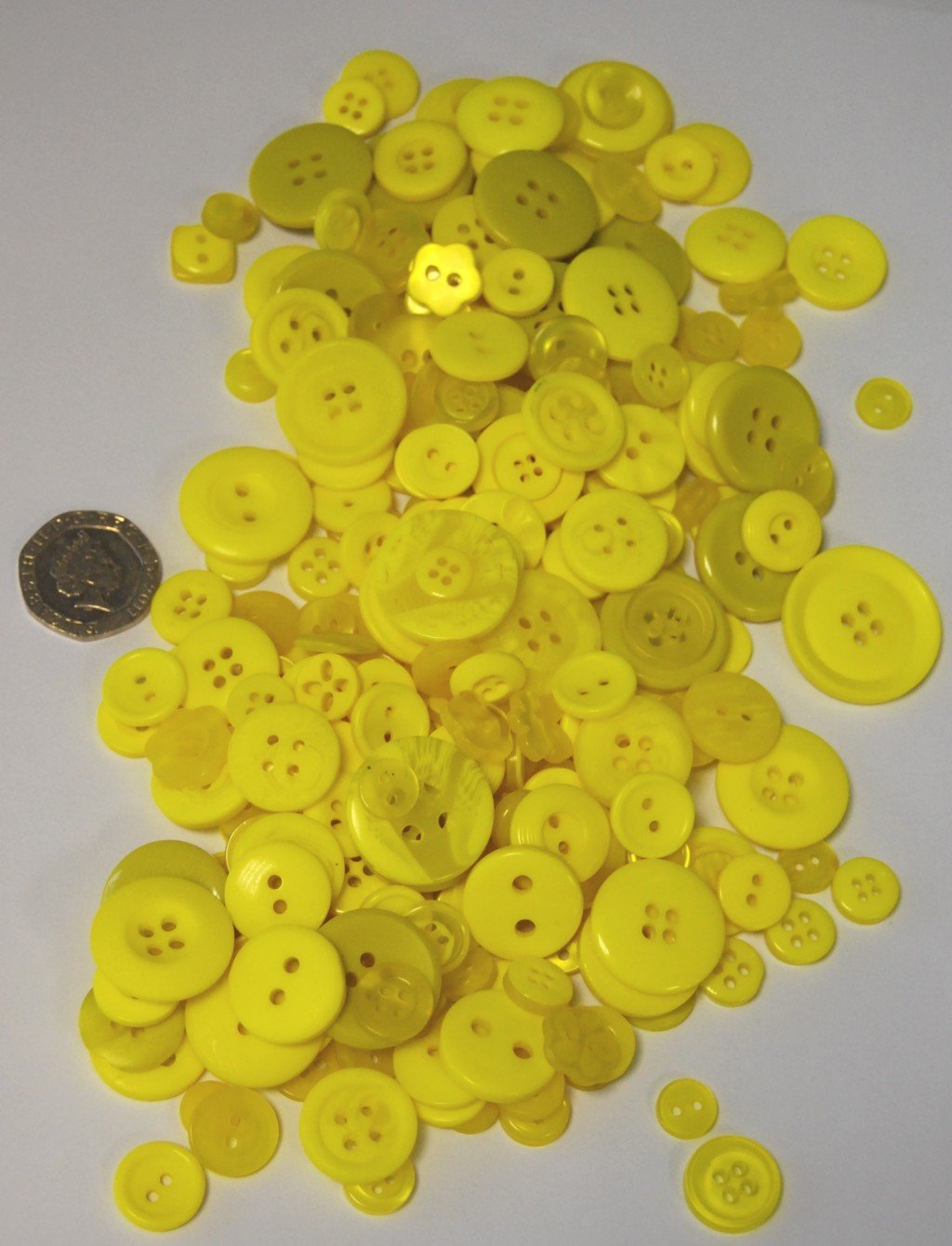 celloexpress Yellow Buttons - Mixed Sizes of Various Yellow Buttons for Sewing and Crafting - Pack of 100g