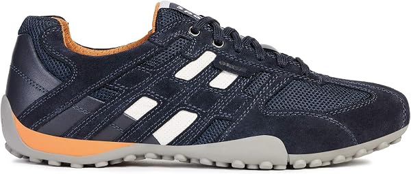 Nahaufnahme des charakteristischen seitlichen Schlangenmusters der Geox UOMO SNAKE K Herren Sneakers.