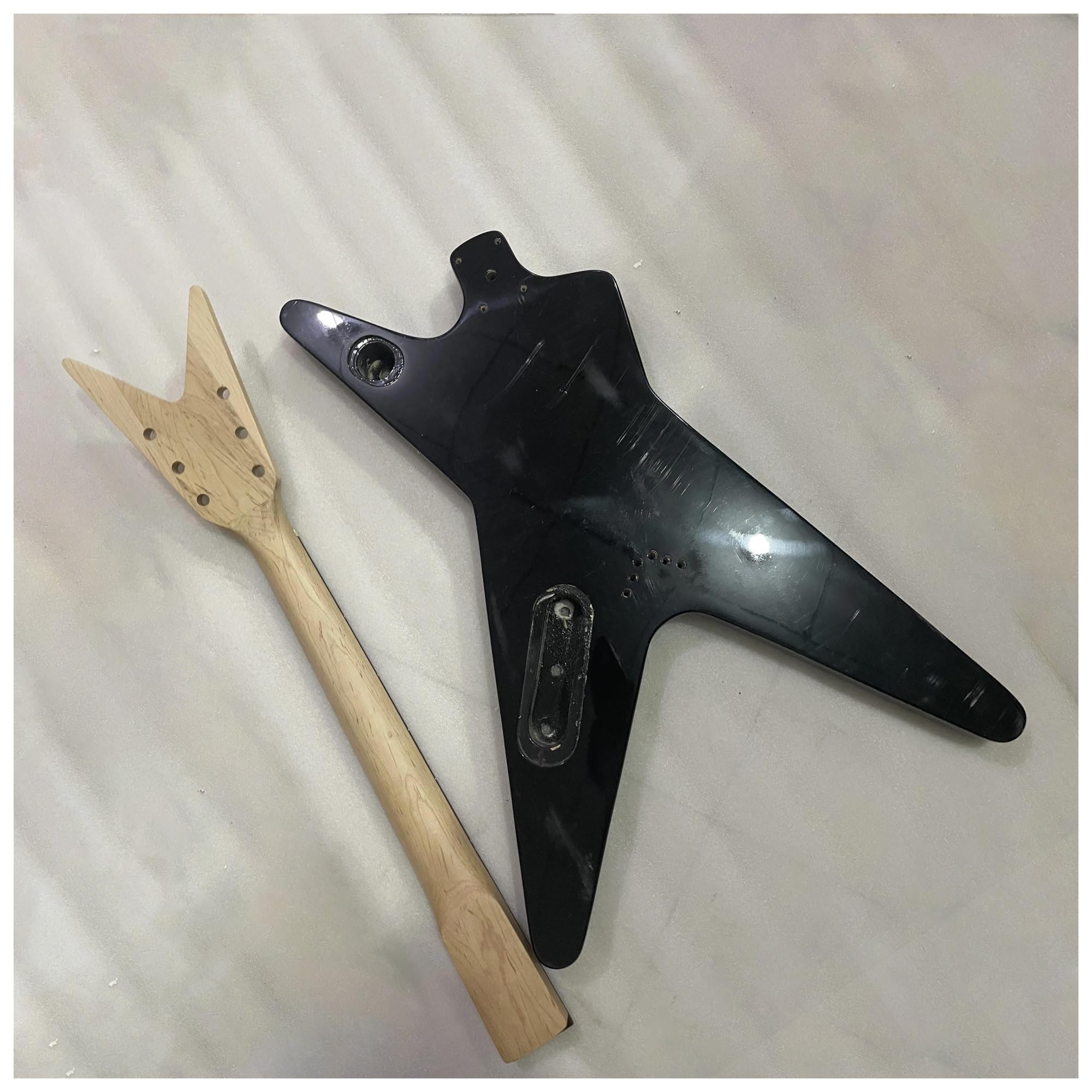 Amazon | ギター本体 セット 特殊形状 ソリッド バスウッド ブラック  