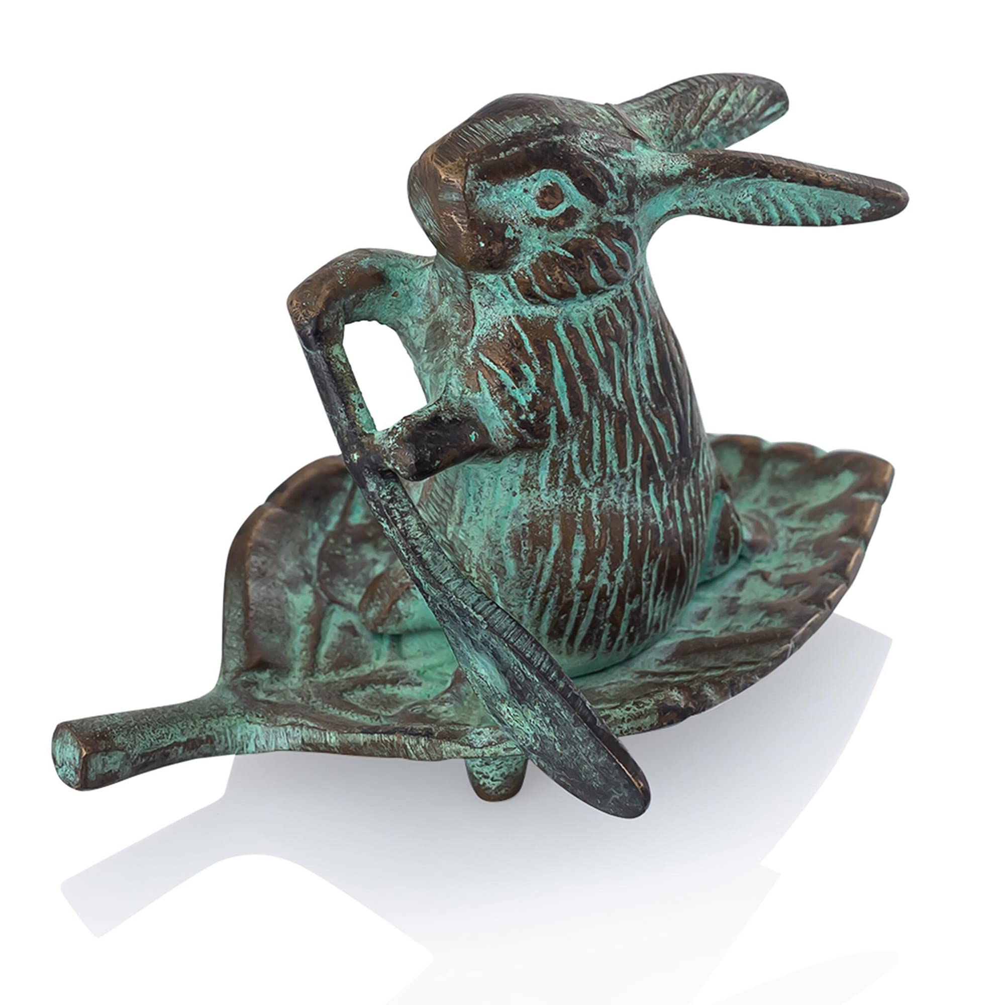 Lapin rameur sur feuille pour embellir un bassin de jardin romantique