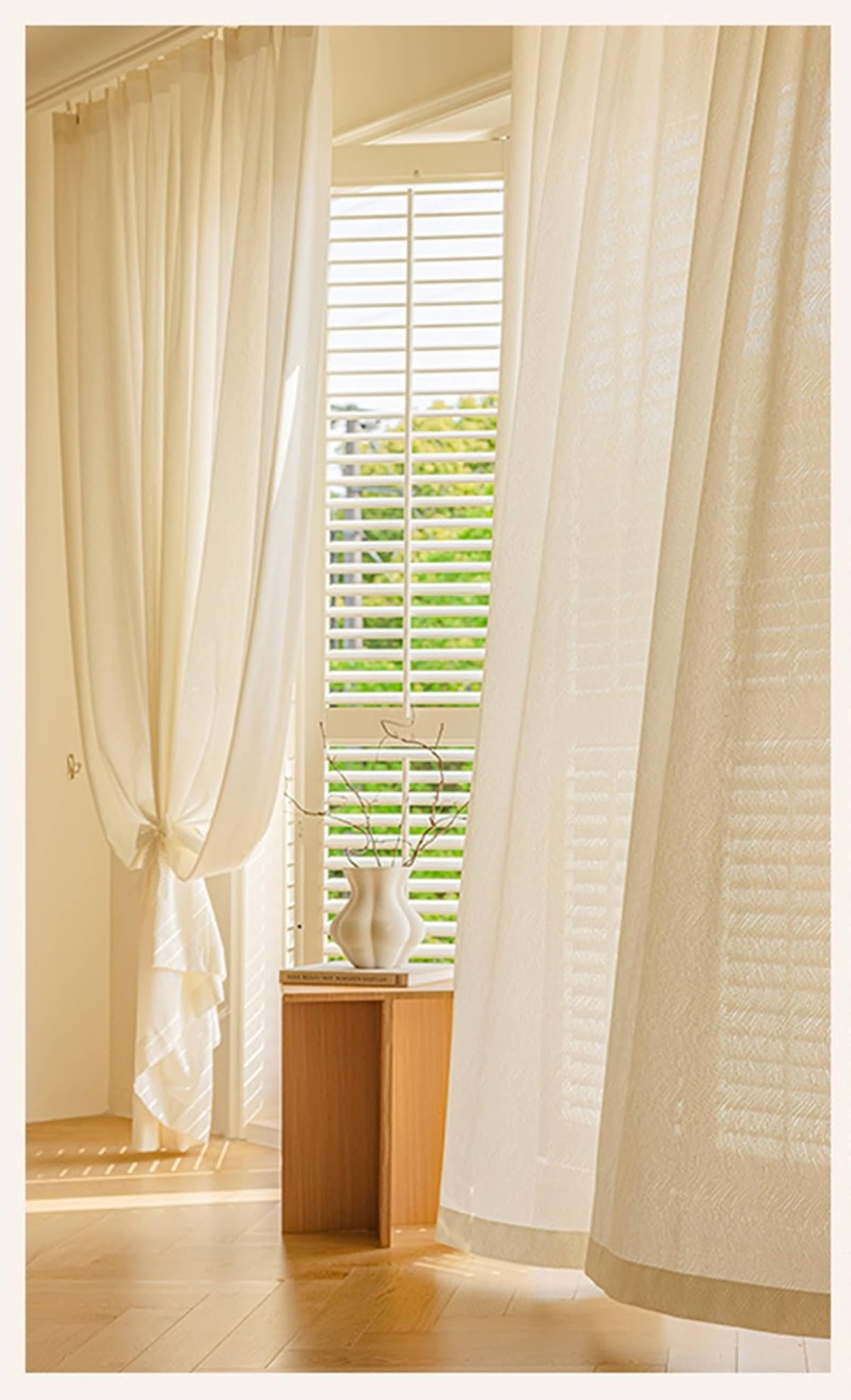 Rideaux de fenêtre beige crème pour salon cosy et chambre parentale paisible