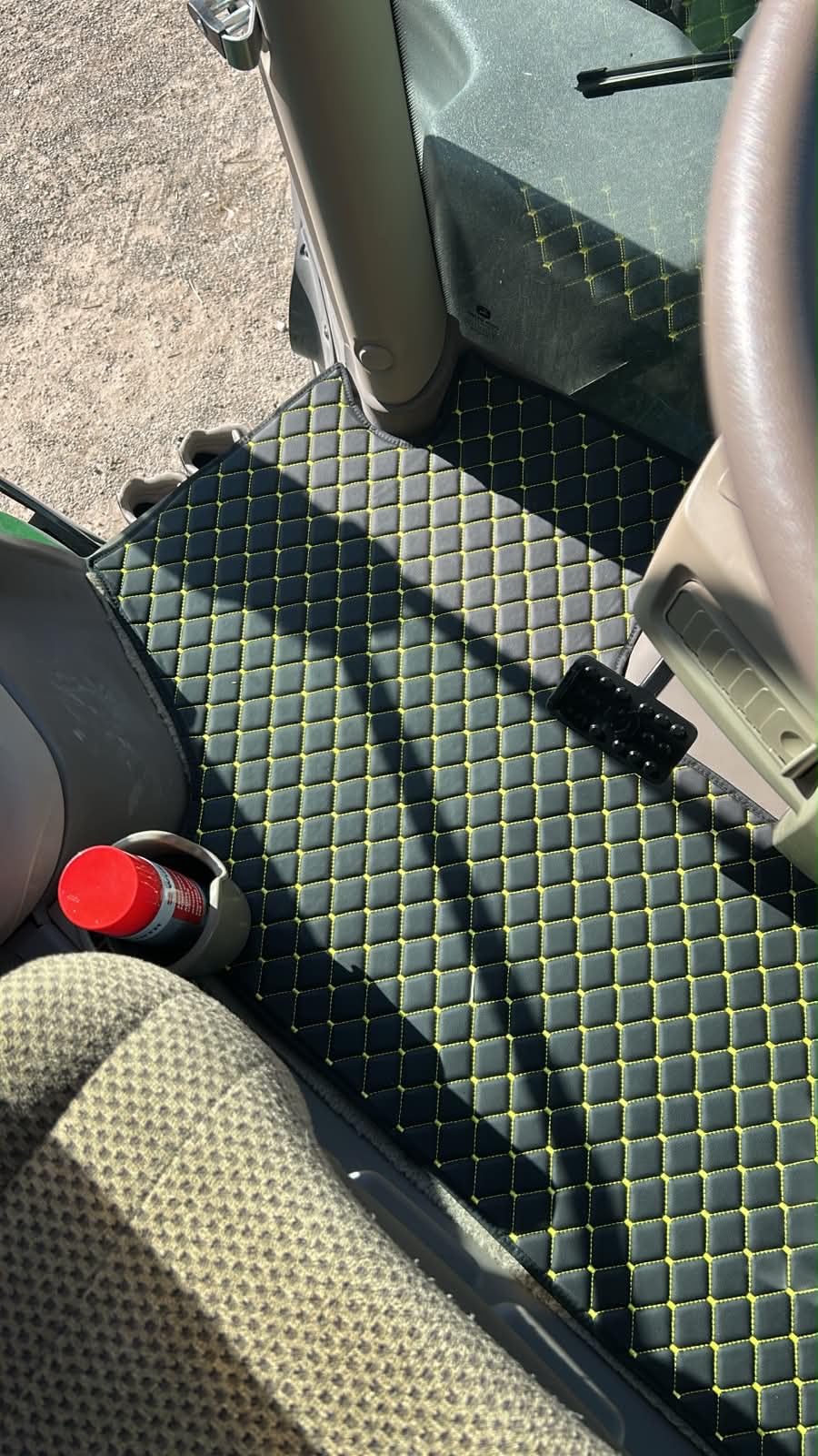 Tappetini per John Deere Serie 6R trattore pavimento in pelle, ecopelle trapuntata di alta qualità con cuciture colorate (nero con cuciture gialle fluo)
