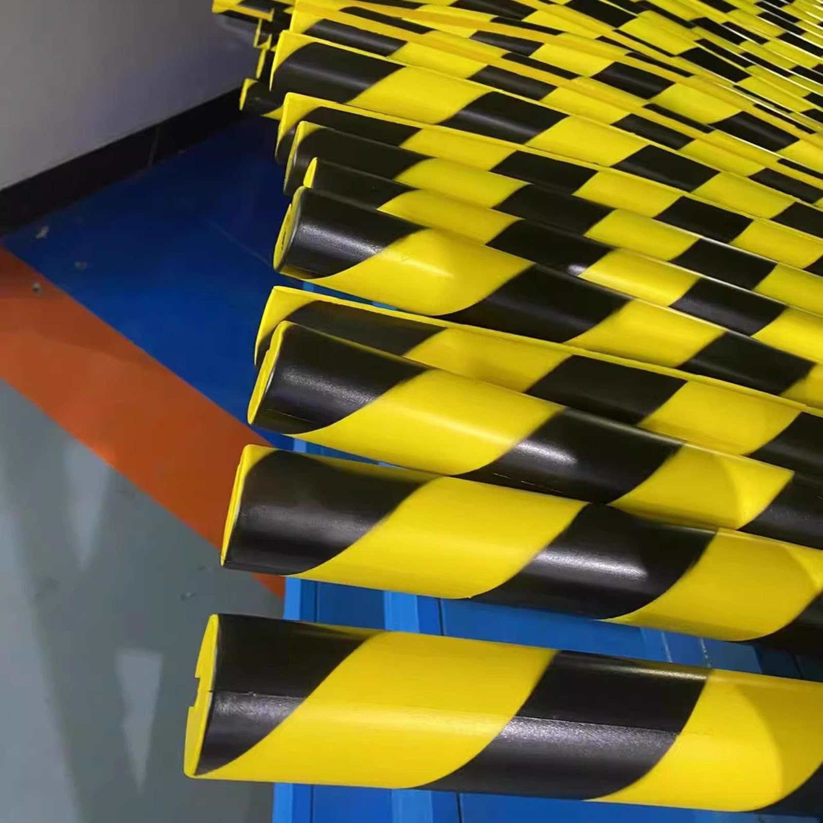 XPLKQXE Protector De Bordes De Alta Visibilidad, Protector De Parachoques De Espuma Amarillo Y Negro, Acolchado Protector Autoadhesivo para Bordes Afilados, Marcos(Black+Yellow-L-120x8x3X1cm,3pcs)