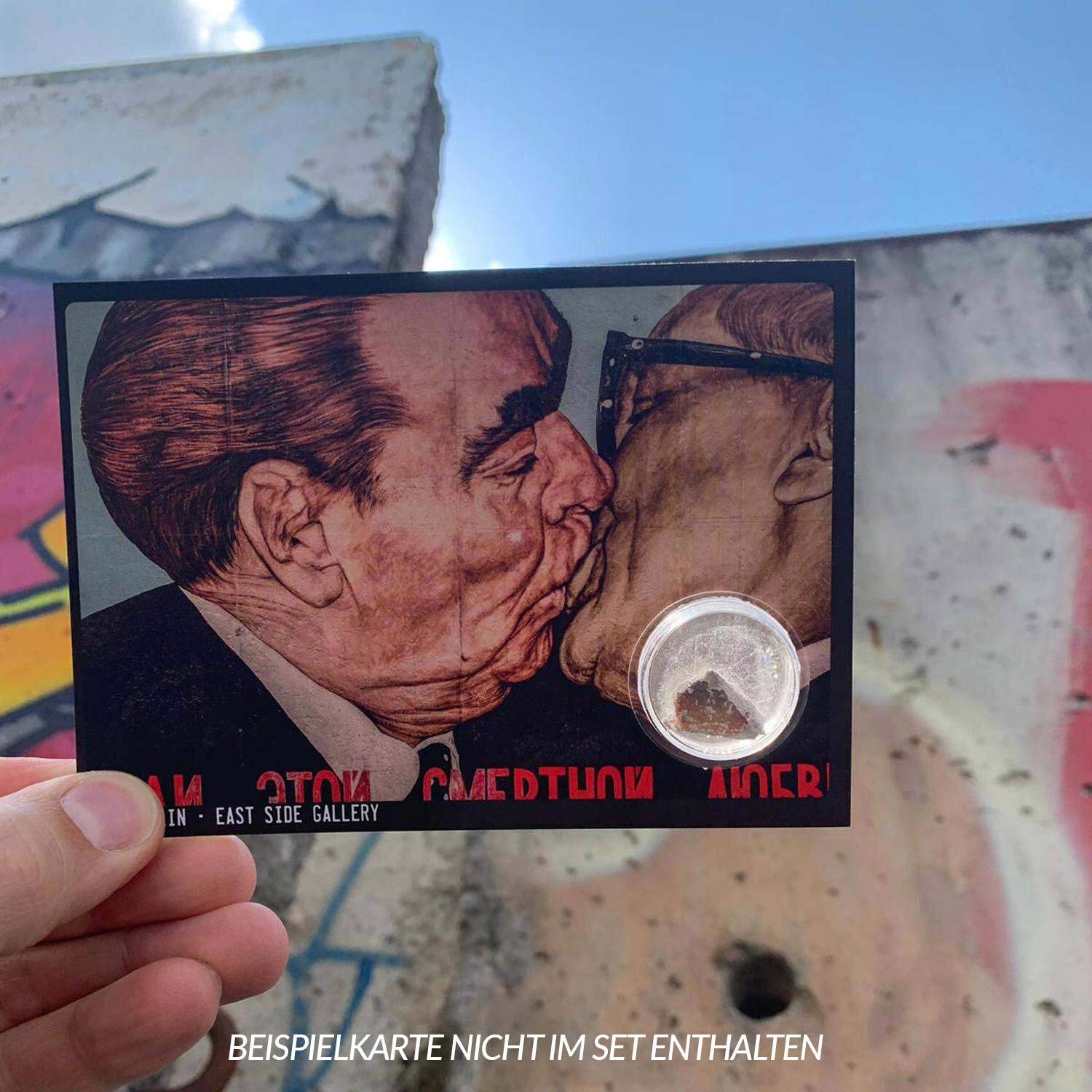 La Chute Du Mur De Berlin, 1989. Un Souvineer Hunter Coupe Morceaux Du Mur Image9255102