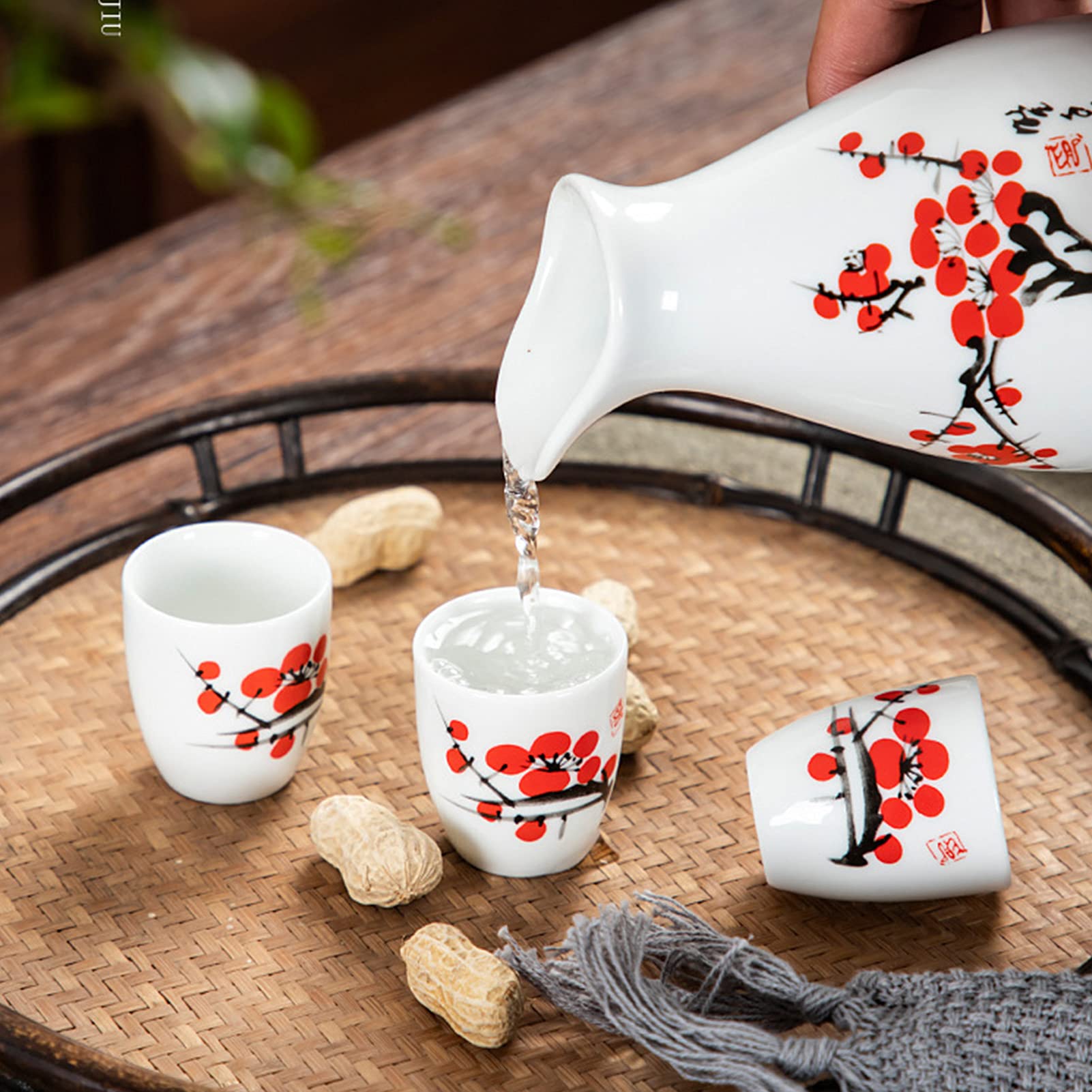Ensemble de Deux Tasses à saké japonaises en Porcelaine Peinte à la Main, Style Traditionnel.