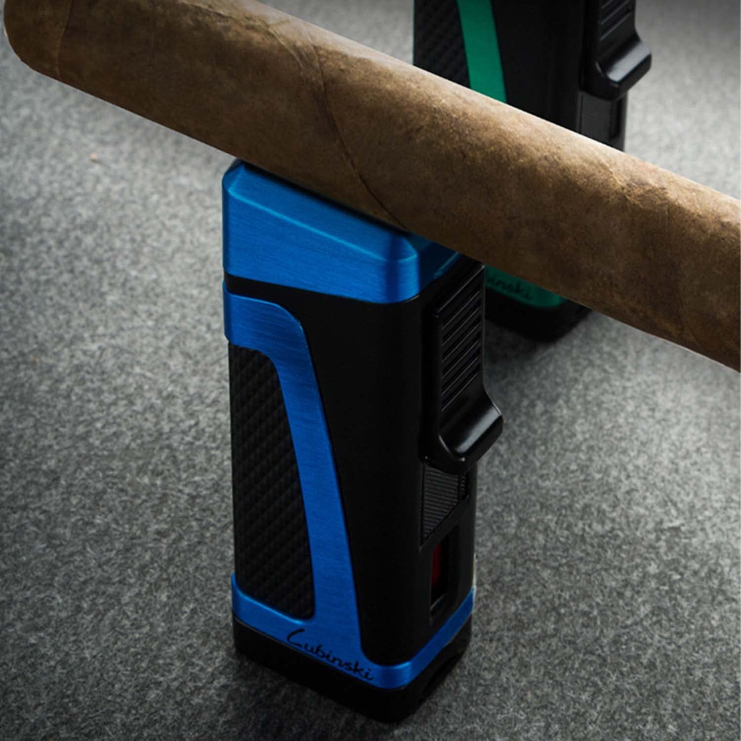 Porte-Cigare Briquet Coupe-Vent avec Perforatrice Triple Jet Flamme Butane Cigare Briquet Rechargeable Réglable avec Fenêtre de Gaz Visible