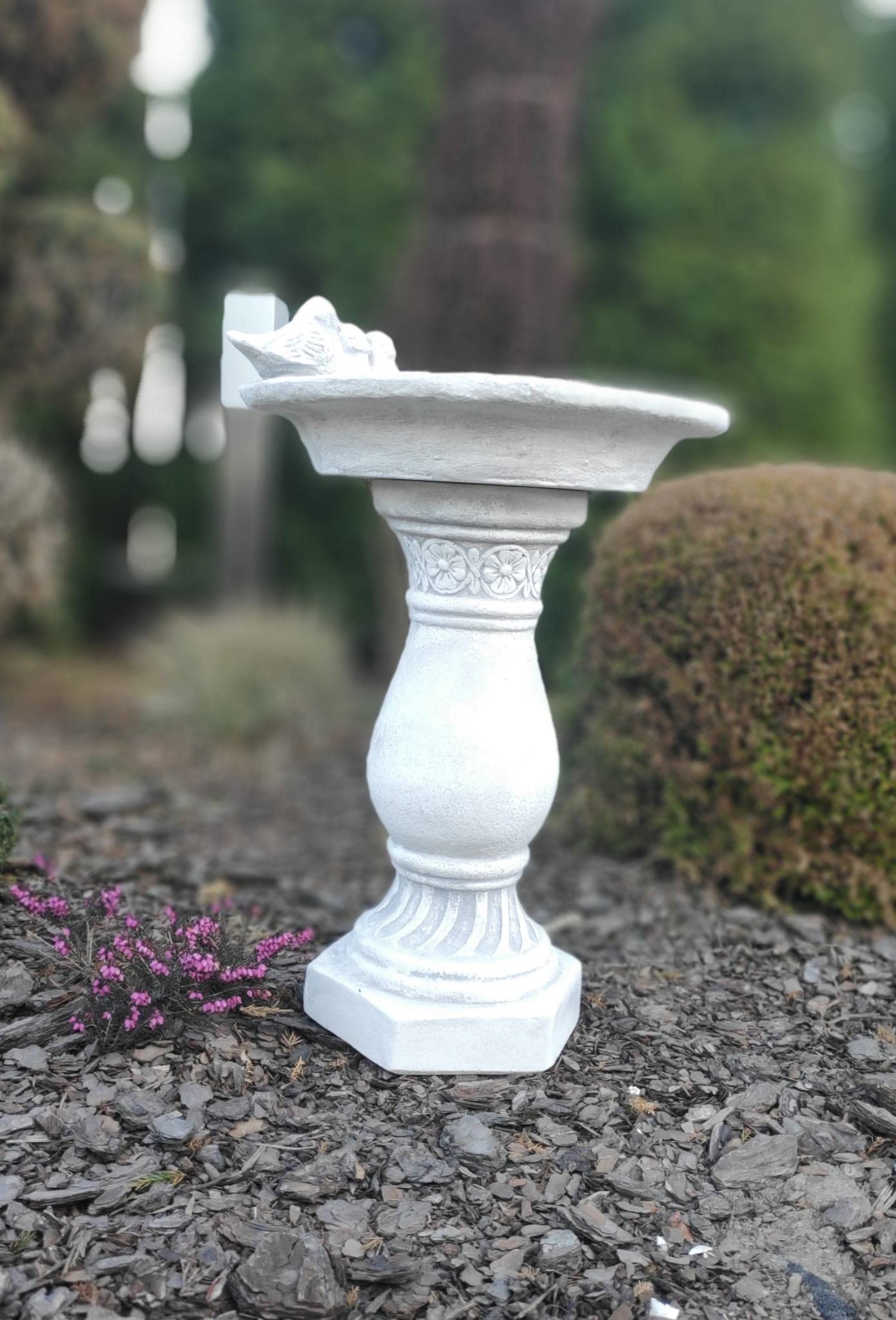 Bagno per uccelli in stile classico, alimentatore su una colonna in pietra ricostituita, ornamento da giardino, arredamento
