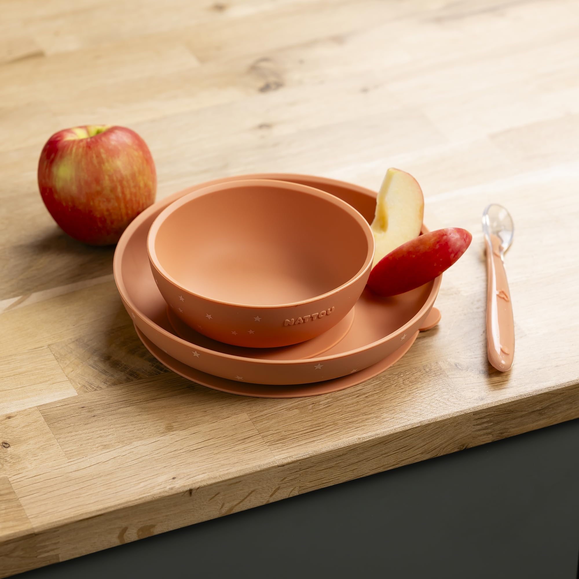 Nattou Vaisselle en Silicone pour Enfants, Set Repas 3 Pièces, 1 Cuillère, 1 Assiette, 1 Bol, Antidérapants, sans BPA, Vegan, Silicone, Motif Terracotta