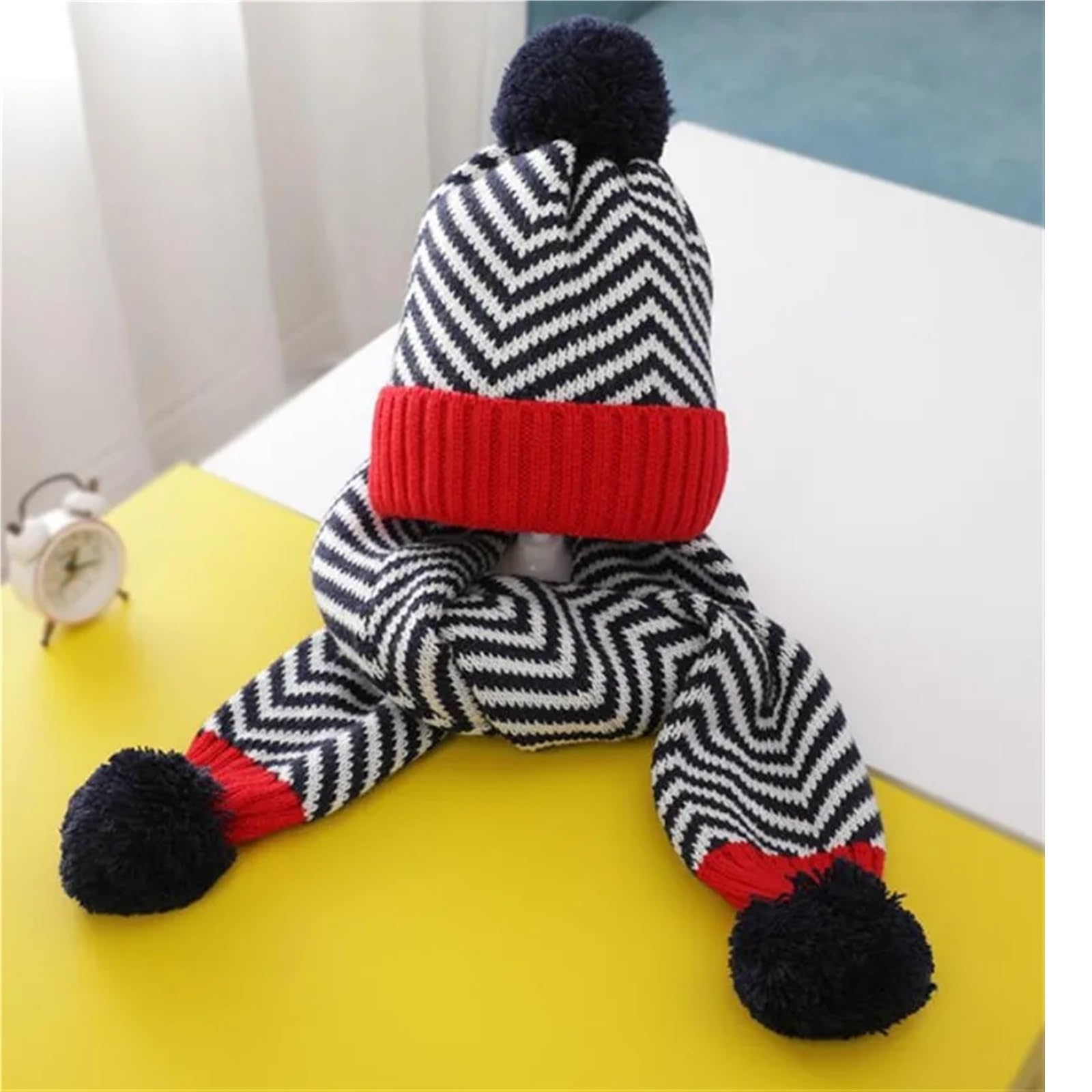 Gorro y Bufanda de Punto cálido for Chico de Invierno, Gorro a Rayas de retales for niño, Conjunto de 2 Piezas, Gorra con protección de oídos for niño y niña con Bufandas con pompón(Red)