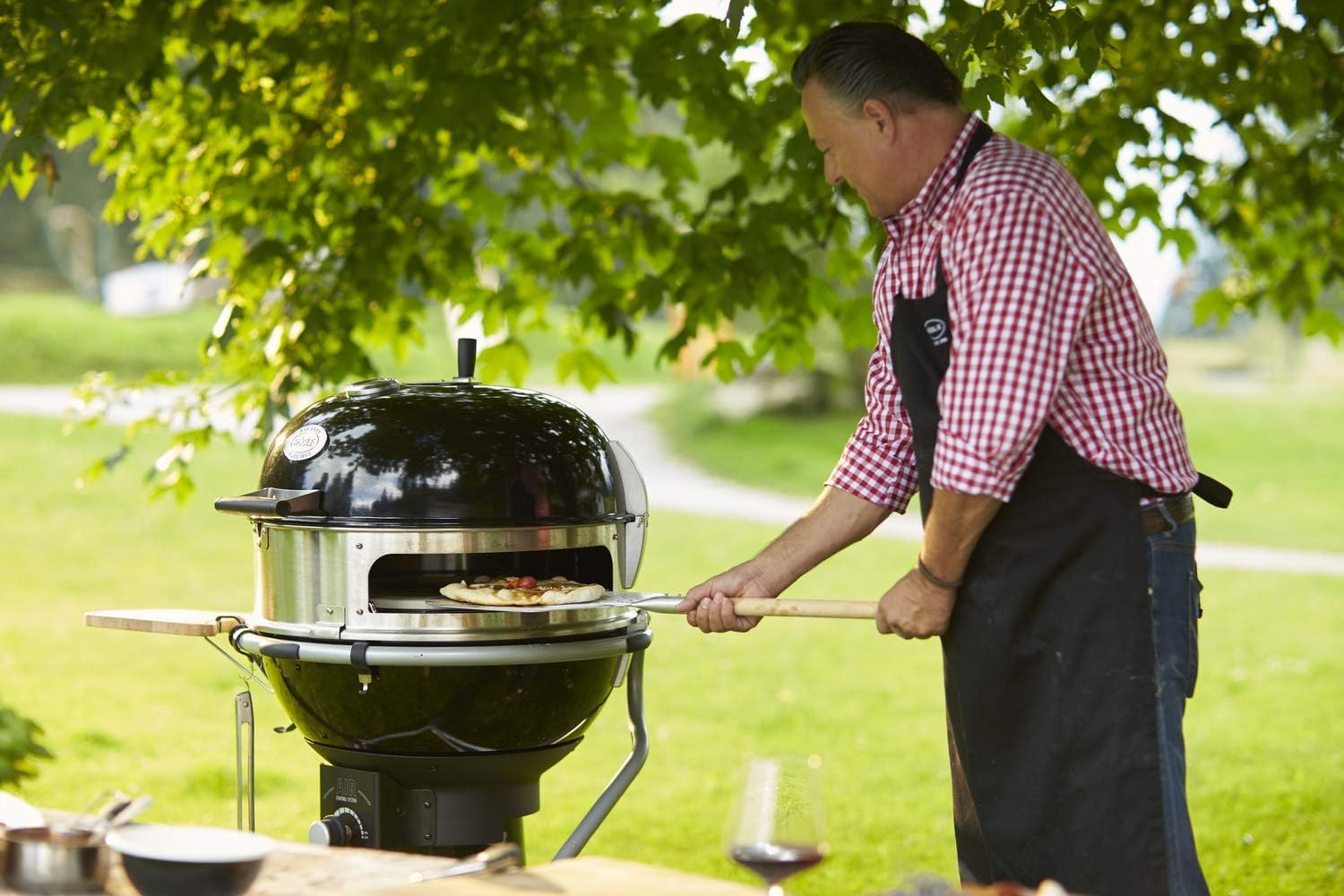 RÖSLE Holzkohle-Kugelgrill No.1 AIR F60, Hochwertiger Kohlegrill mit Air Control System, Deckelscharnier, Deckelthermometer, klappbarer Edelstahl-Grillrost, extra große Grillfläche und Grillraum