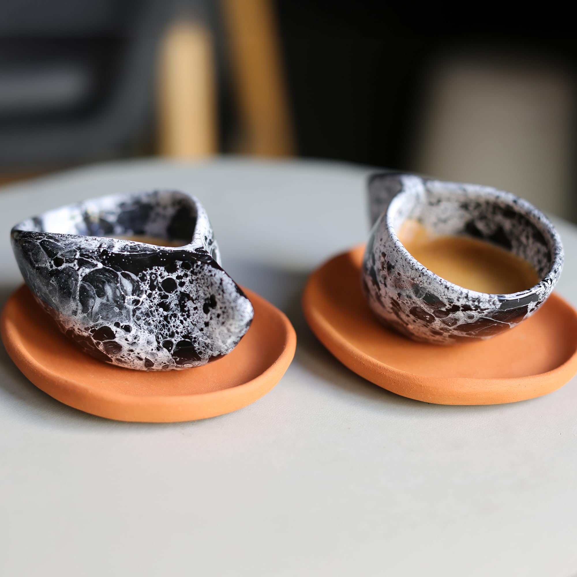 Egloo - Tazzine caffe particolari per colazione con piattino artigianali in ceramica, set di 2 tazzine moderne per espresso, design unico per un regalo di coppia.