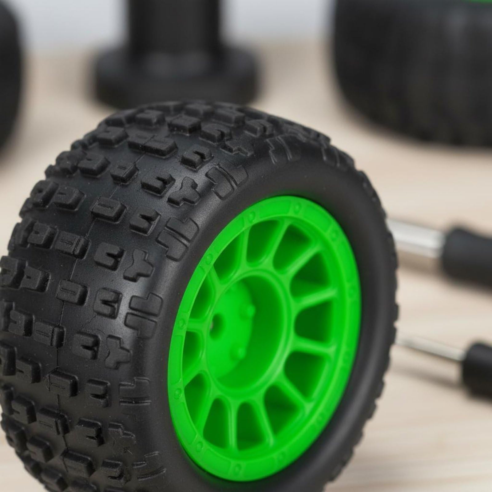 4 Stück RC Auto Reifen Modellreifen Rädersatz Profil Geländegängigkeit Material für 1/18 Wiese Schotter Strecke, Schwarz