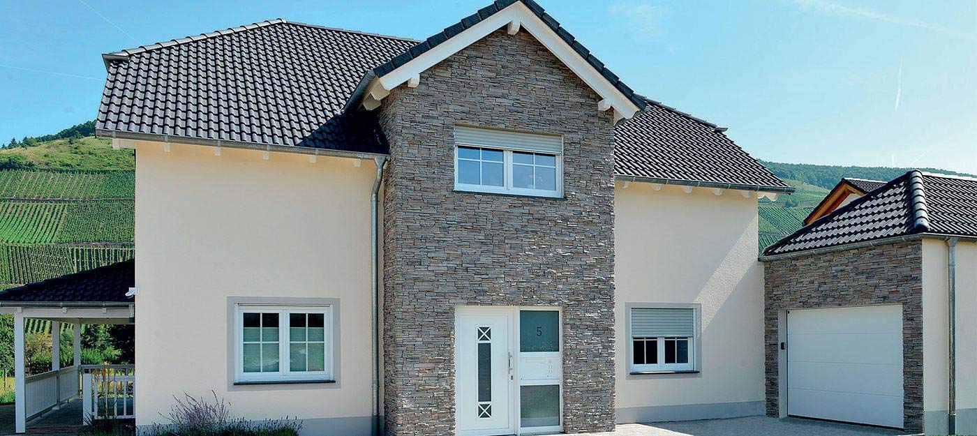 Rivestimento Pietre D'Arredo realizzato con elementi di finitura in vera pietra ricostruita. Sakar Grigio Chiaro. Dimensione cm. 20/30/50x10 H. Unità di vendita scatola da 0,50 metri quadrati.