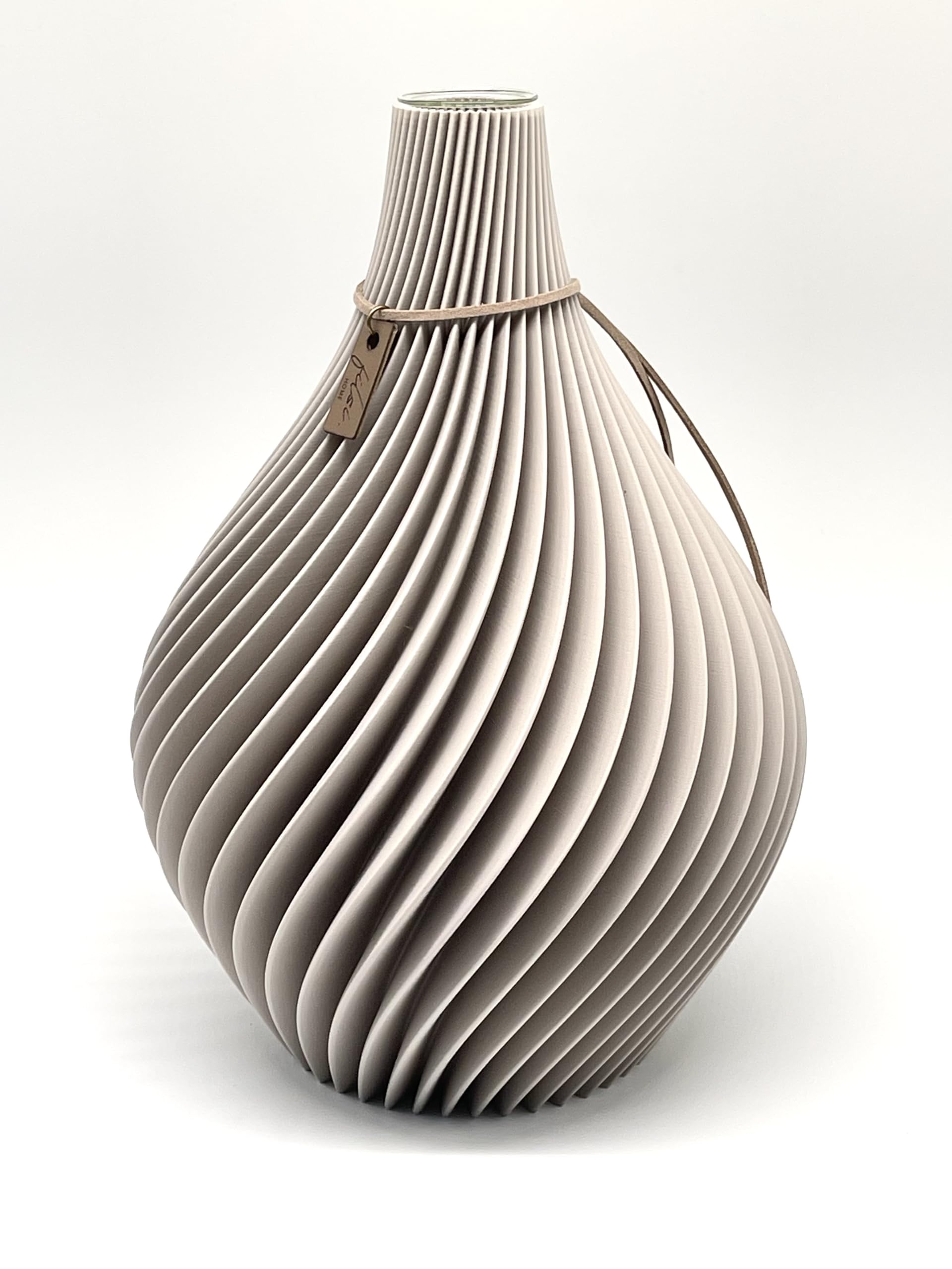 Filsi Home | 3D Druck Vase Nuvia | hergestellt aus PLA (Bio-Kunststoff) | umweltfreundlich | Tiefe Rillen | einzigartige Optik | Made in Germany (Greige, 22cm Höhe 16,5cm Durchmesser)