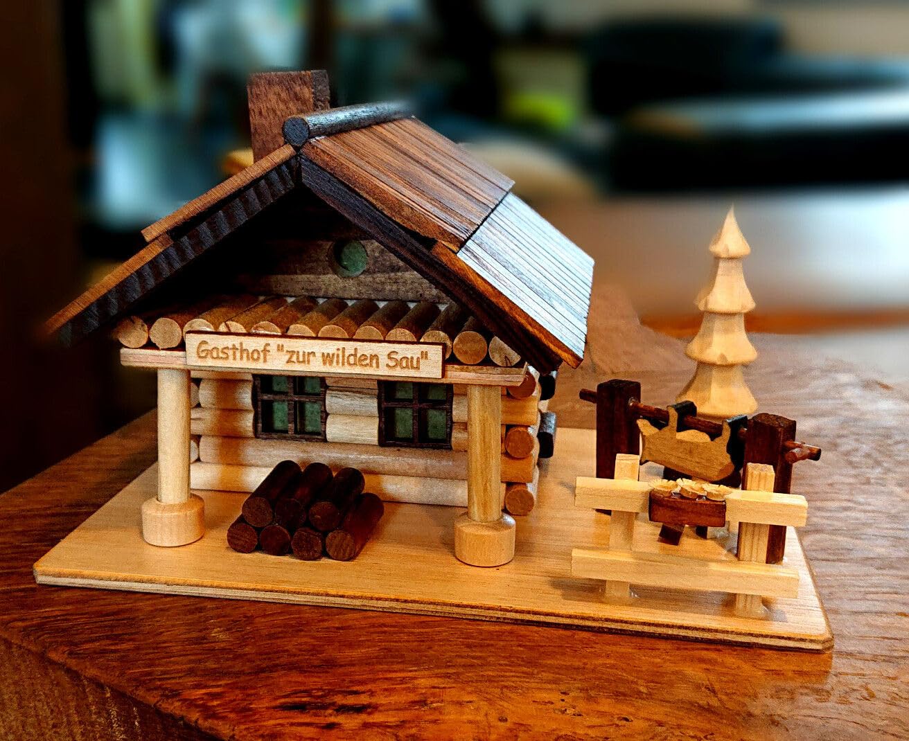 Räucherhaus Gasthof mit Sau am Spieß und Baum geschnitzt - Feine Handarbeit aus dem Erzgebirge - inklusive Räucherkerzen
