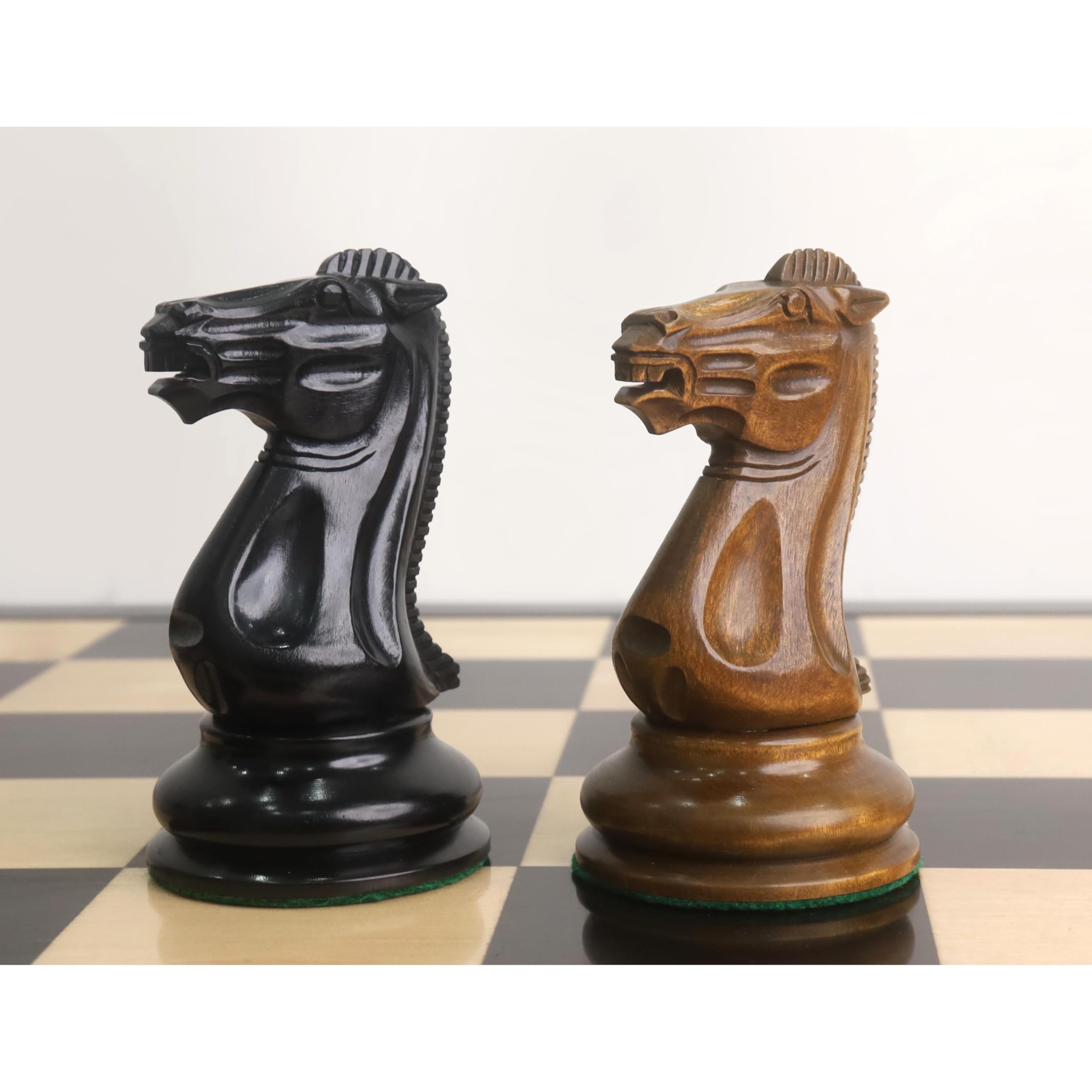 Royal Chess Mall Juego de ajedrez The Giant 1849 Staunton - Sólo Piezas - Ébano y Madera de boj Envejecida - Rey de 6,2 Pulgadas