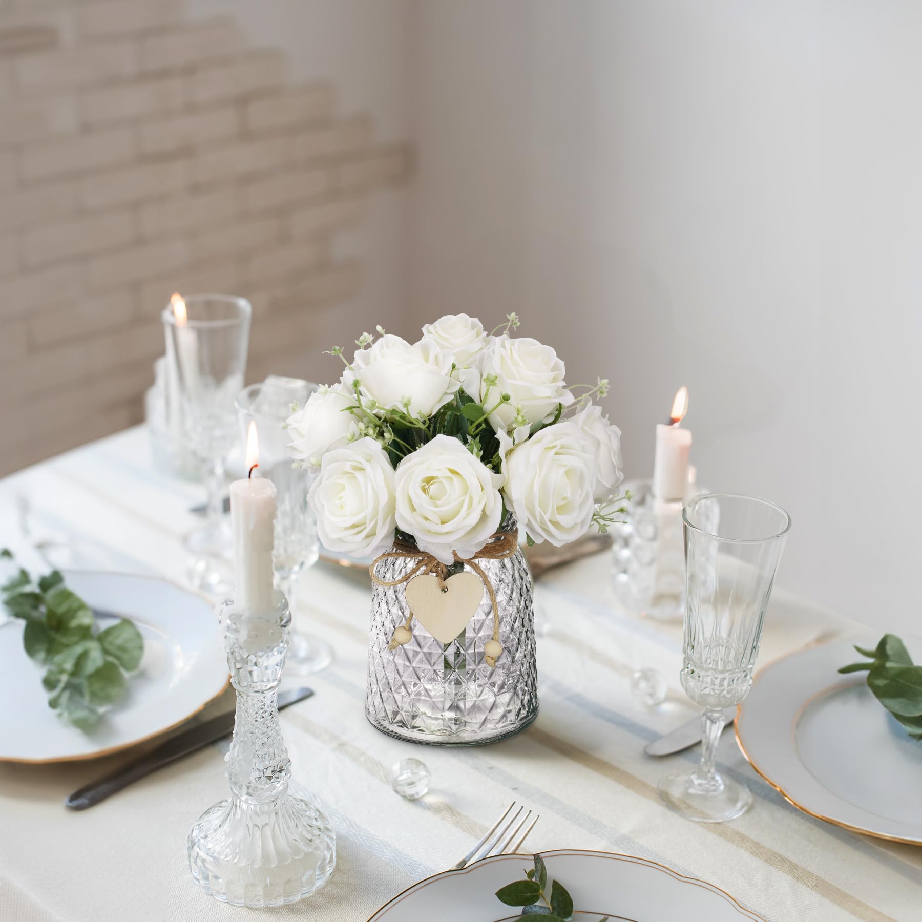 NiHome Künstliche Blumen mit Vase, Realistische Seidenblumen mit Herz- und Kugelanhängern, Dekorative Blumen für Esstisch, Couchtisch, Wohnzimmer, Badezimmer, Büro und Hochzeitsparty (Weiß)
