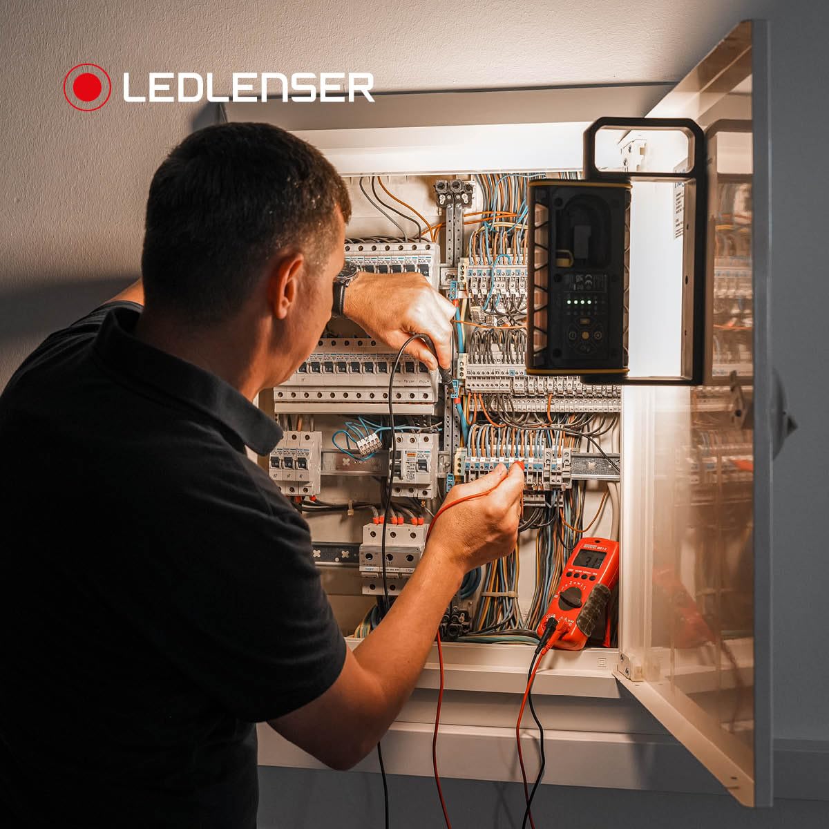 Ledlenser AF4R Work Rechargeable Floodlight, 2000lm, up to 20h Run Time | Luz blanca o cálida, regulable, portátil y con enchufe de red, magnética, IP67, USB-C, lámpara LED para taller y garaje