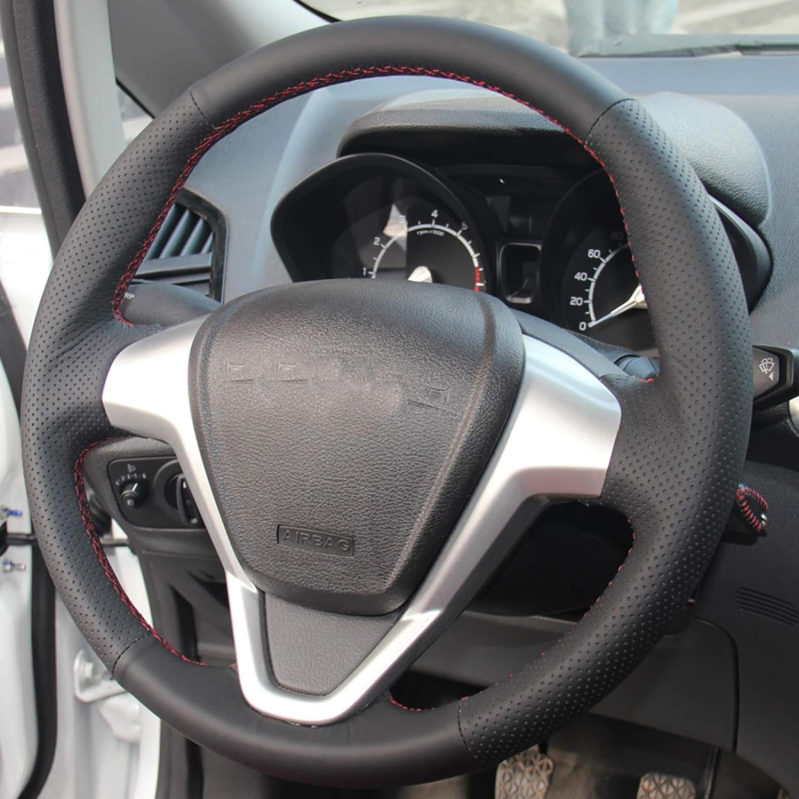 Coprivolante In Pelle Cuci Da Solo Per Ford Fiesta 2008-2013 - Nero Con Cuciture Rosse, Antiscivolo E Traspirante, Kit Con Ago E Filo