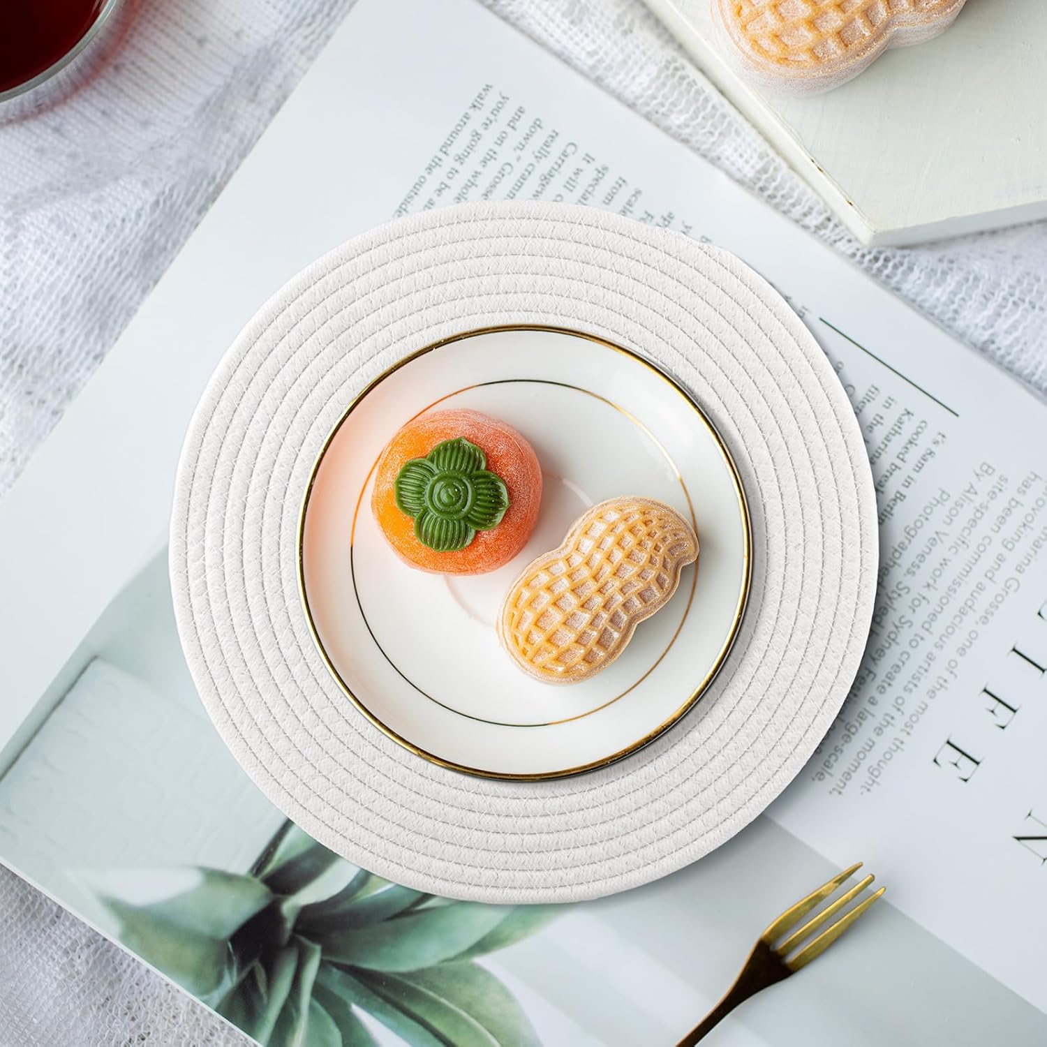 Round Woven Placemats Set of 8 with Holder Heat Resistant Placemats 13.5 Inches Farmhouse Cotton Rope Place Mats for Dining Tables Trivets for Hot Dishes, Beige