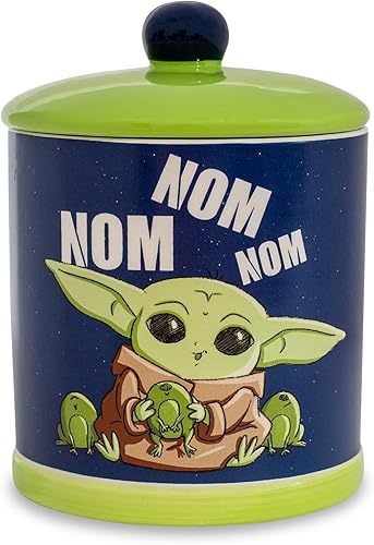 Silver Buffalo Star Wars The Mandalorian Baby Yoda Grogu Nom Nom The Child Eating Frog Eggs Tarro de cerámica para galletas (tamaño grande)