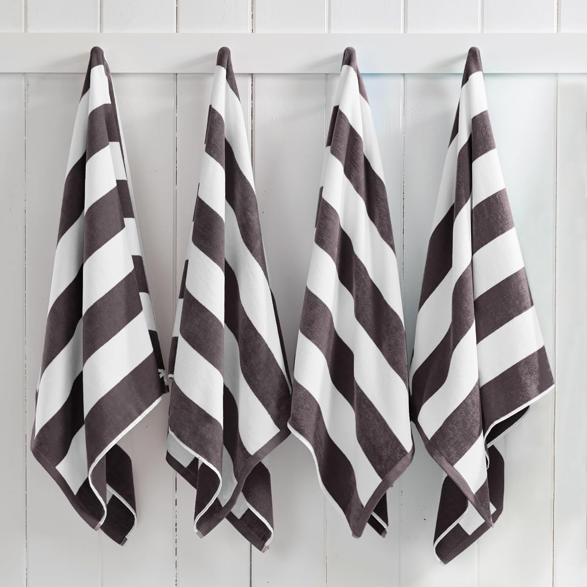 Paquete de 4 toallas de playa de terciopelo 100% algodón de Great Bay Home 30" x 60" - Toallas de piscina a rayas de cabaña gris - Toallas de baño grandes de secado rápido
