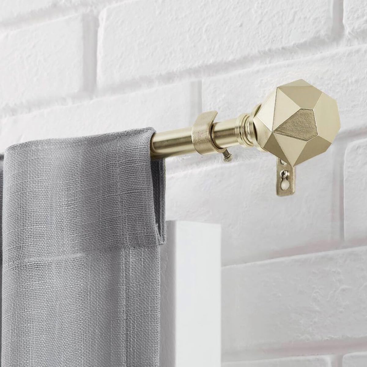 Kenny 28in x 48in curtain rod