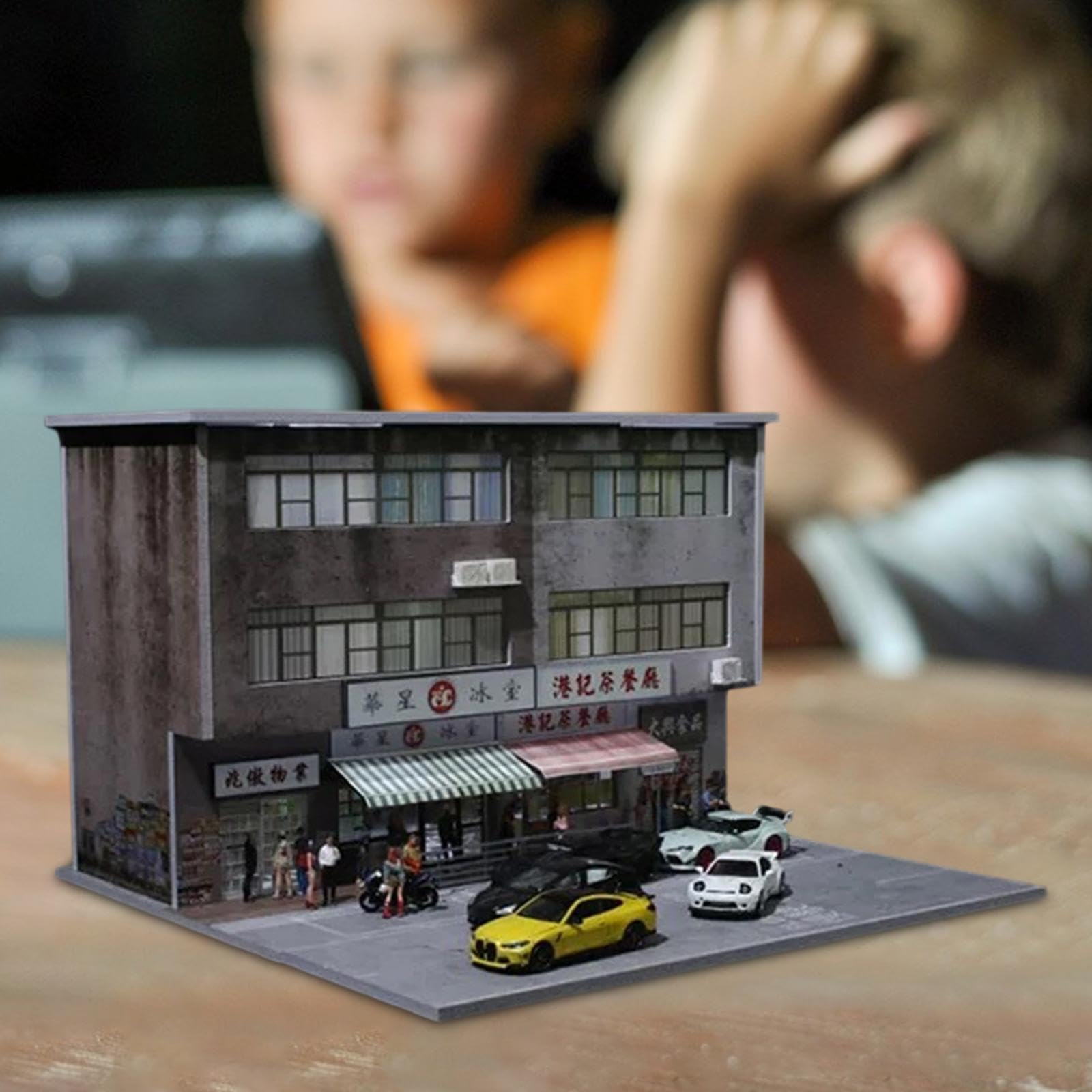 Sharplace 1/64 Diorama Edificio Scena di Strada di Hong con LED Simulazione realistica Display per parcheggio Auto pressofuso per Oggetti da Collezione, Style a