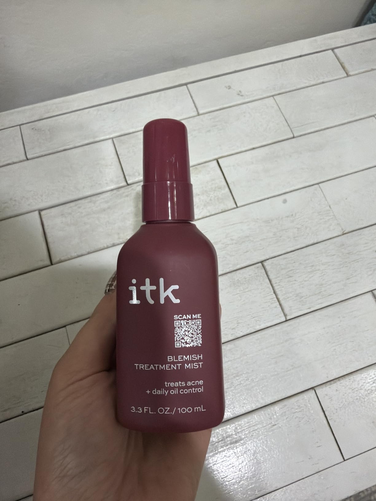 ITK Skincare 2% Salicylic Acid Spray for Face & Body Acne - Blemish-Fighting Treatment for Body Acne, Bacne, Blackheads, Pimples & Blemishes - BHA Blemish Facial Mist Post Workout - 3.3oz Spray Bottle