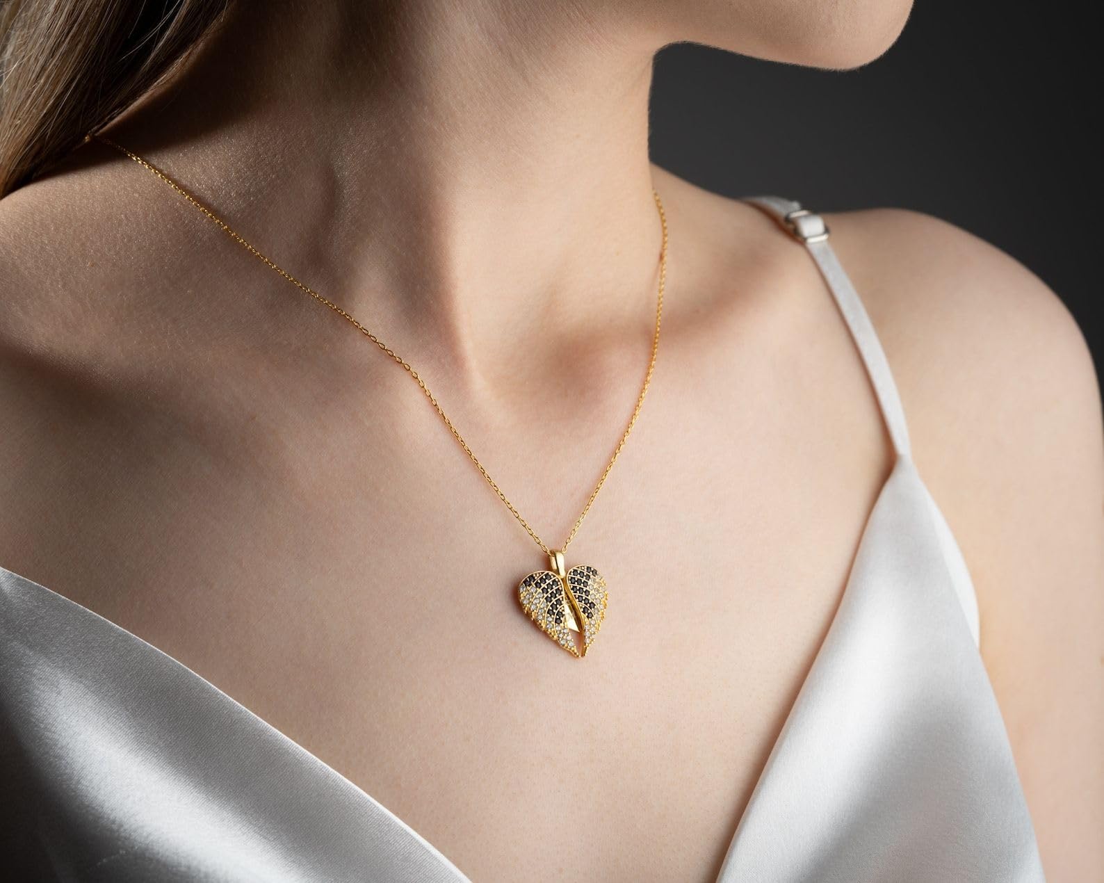 Personalizzato ali d'angelo collana con inciso nome, oro cuore su misura custode ciondolo, Design minimalista