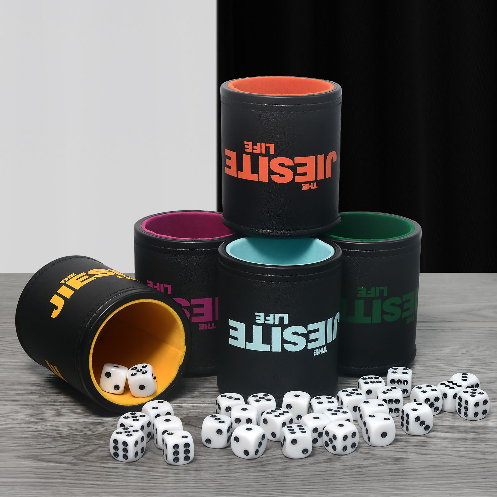 Leder Würfelbecher Set Gefüttert Leise Würfelstreuer Becher mit 5 Würfelbecher und 30 Acryl Würfeln Exklusive Aufbewahrungs- und Transportkoffer für Reisen Yahtzee Spiel Farkle Classic Dice Liars Dice