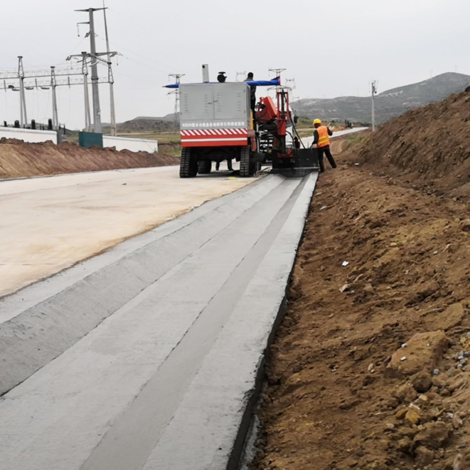 Road Curb Slip Forming Machine, Four Drive Concrete Curb Paver for Municipal Projects