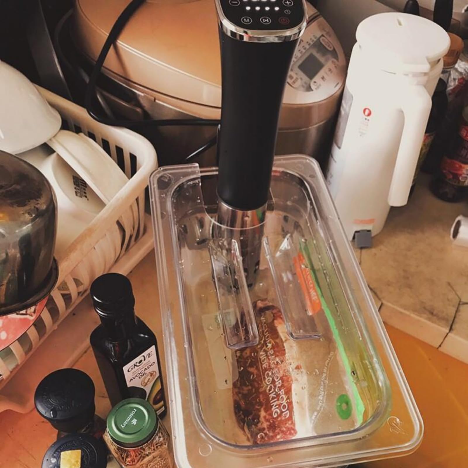Contenedor Sous Vide – Baño de agua de 6 cuartos de galón con tapa, estante, bolsas de vacío y bomba de mano – Kit Sous Vide de 12.8 x 7.9 x 6.9 pulgadas para cocinar de precisión en casa