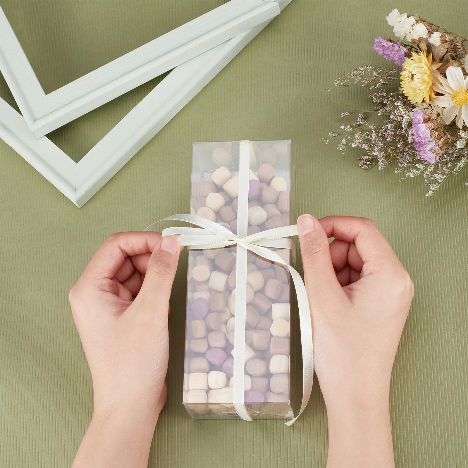 BENECREAT 10 Paquet Boîte-Cadeau en Plastique PP Transparent, Coffrets Cadeaux de 20x20x9 cm avec Bordure et Poignée Dorées, Boîte à Dragées avec Cordon pour la Fête des Mères, Anniversaire, Mariage BENECREAT 10 Paquet Boîte-Cadeau en Plastique PP Transparent, Coffrets Cadeaux de 20x20x9 cm avec Bordure et Poignée Dorées, Boîte à Dragées avec Cordon pour la Fête des Mères, Anniversaire, Mariage