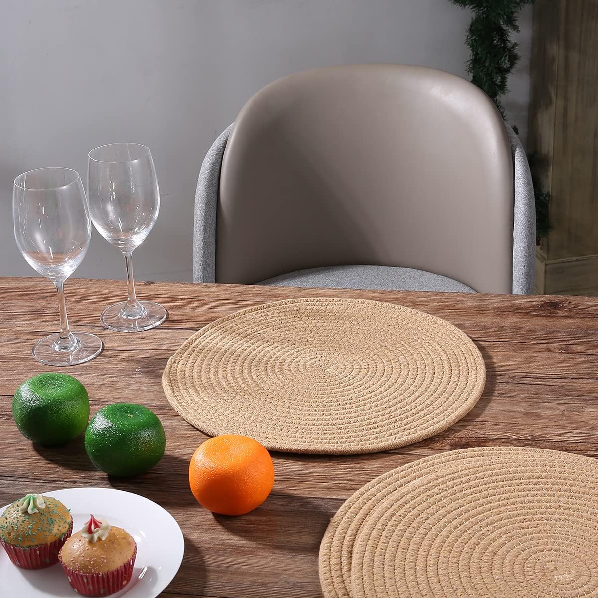 Jute Woven Placemats Set of 6, Round Braided Tablemats 13.8 inch Natural Jute Plat Chargers Handmade Woven Placemats Heat Resistant Non-Slip Potholder for Table Decoration