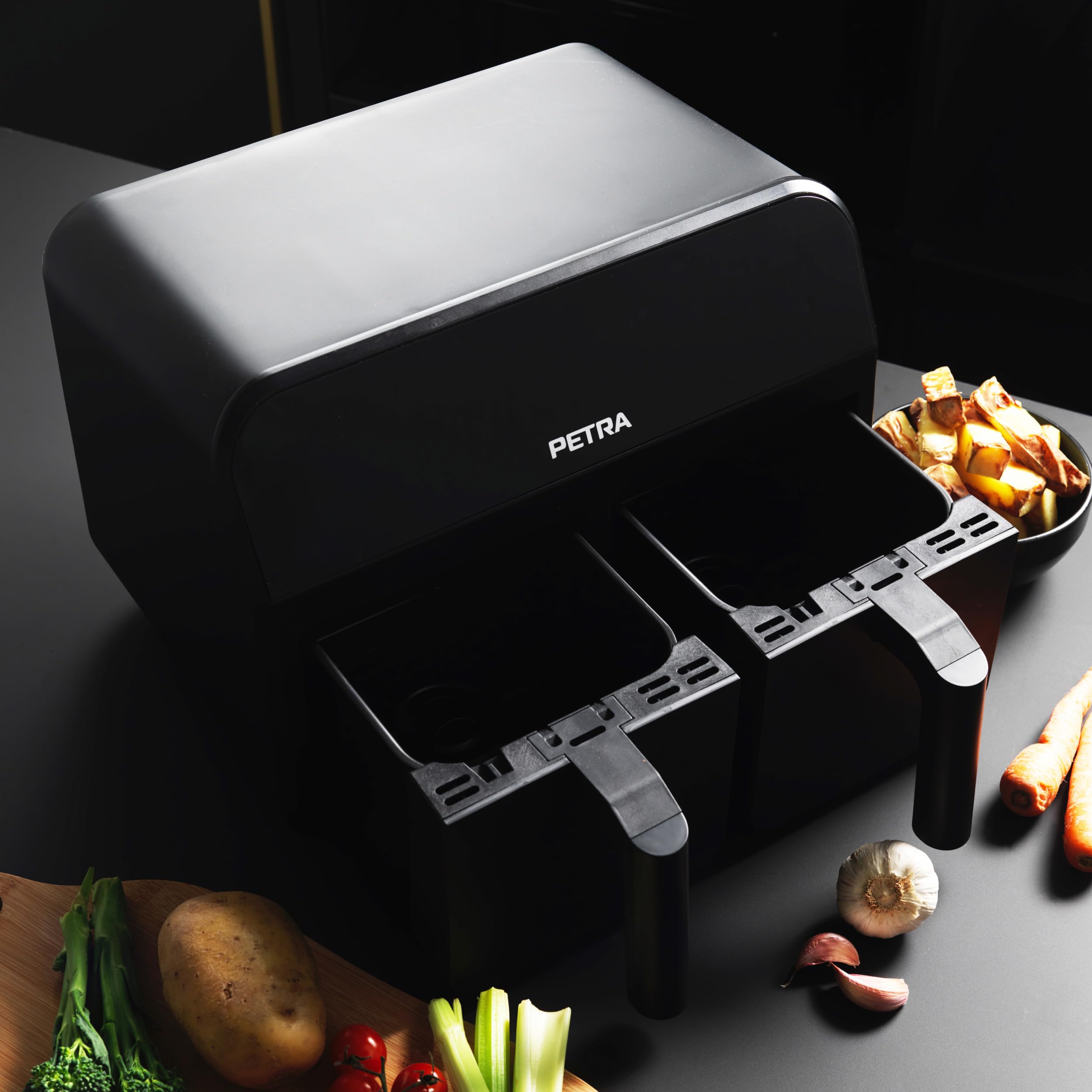 Petra PT4750BLKVDE - Friggitrice ad aria da 7,4 l, doppio cestello rimovibile, funzioni di cottura Sync e Match, 2 vassoi XL per cottura indipendente, display LED digitale, 6 programmi, 2400 W.