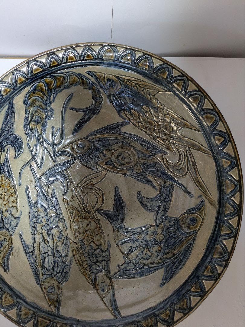 【真　作】沖縄壺屋焼、金城次郎、『魚文大皿』、飾り皿、銘「次」有、陶歴、共箱 金城次郎 壺屋焼 魚文皿 菓子皿 沖縄 人間国宝 本人直筆共箱