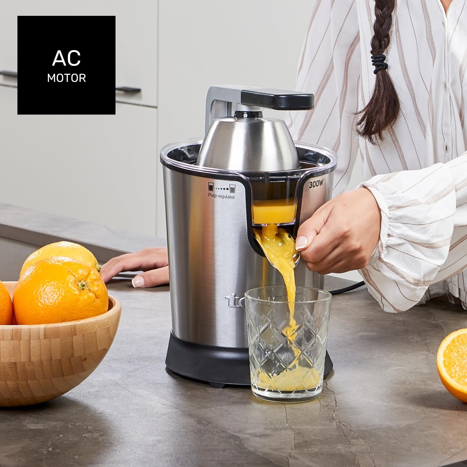 Taurus Easy Press 300 - Presse agrumes électrique levier professionnel 300W, Inox, Moteur à courant alternatif, 650ml, 2 cônes pour tous les agrumes, Filtre en inox et filtre régulateur de pulpe