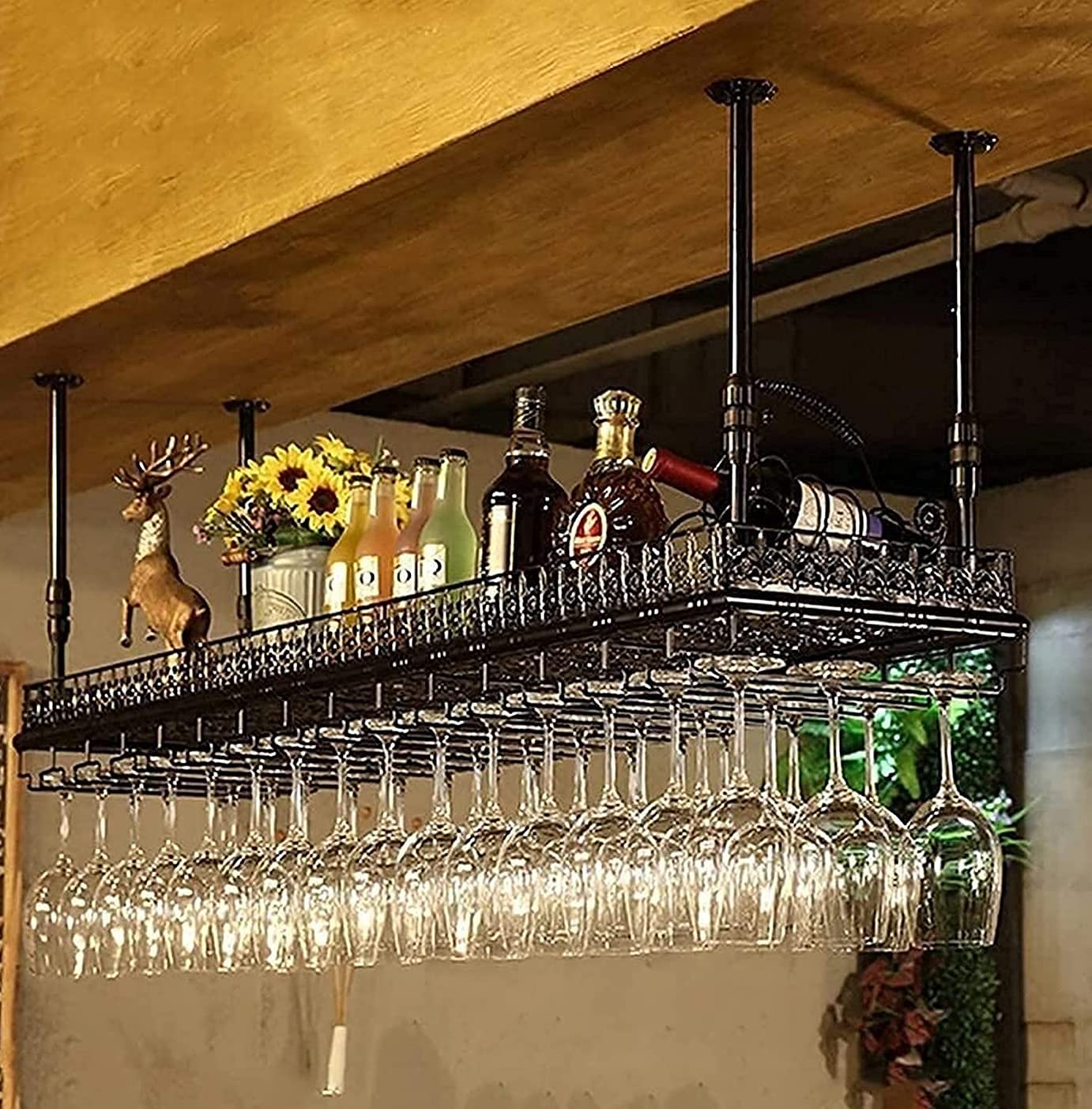 Étagère à vin pour plafond afin de libérer l'espace et ranger les verres