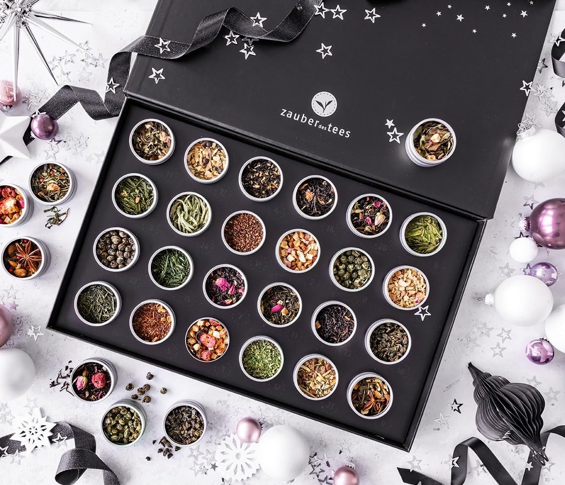Zauber des Tees | Tee-Adventskalender 2025 | Weihnachtskalender mit 24 besonderen Tees, handgefertigt, in edler Magnet-Geschenkbox | Tee Geschenkset für Teeliebhaber